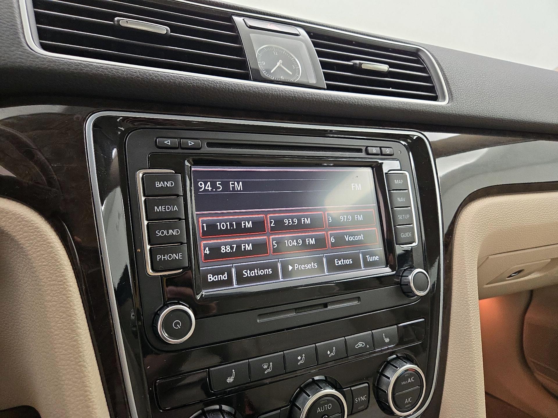 Thumbnail: 2014 Volkswagen Passat - 16