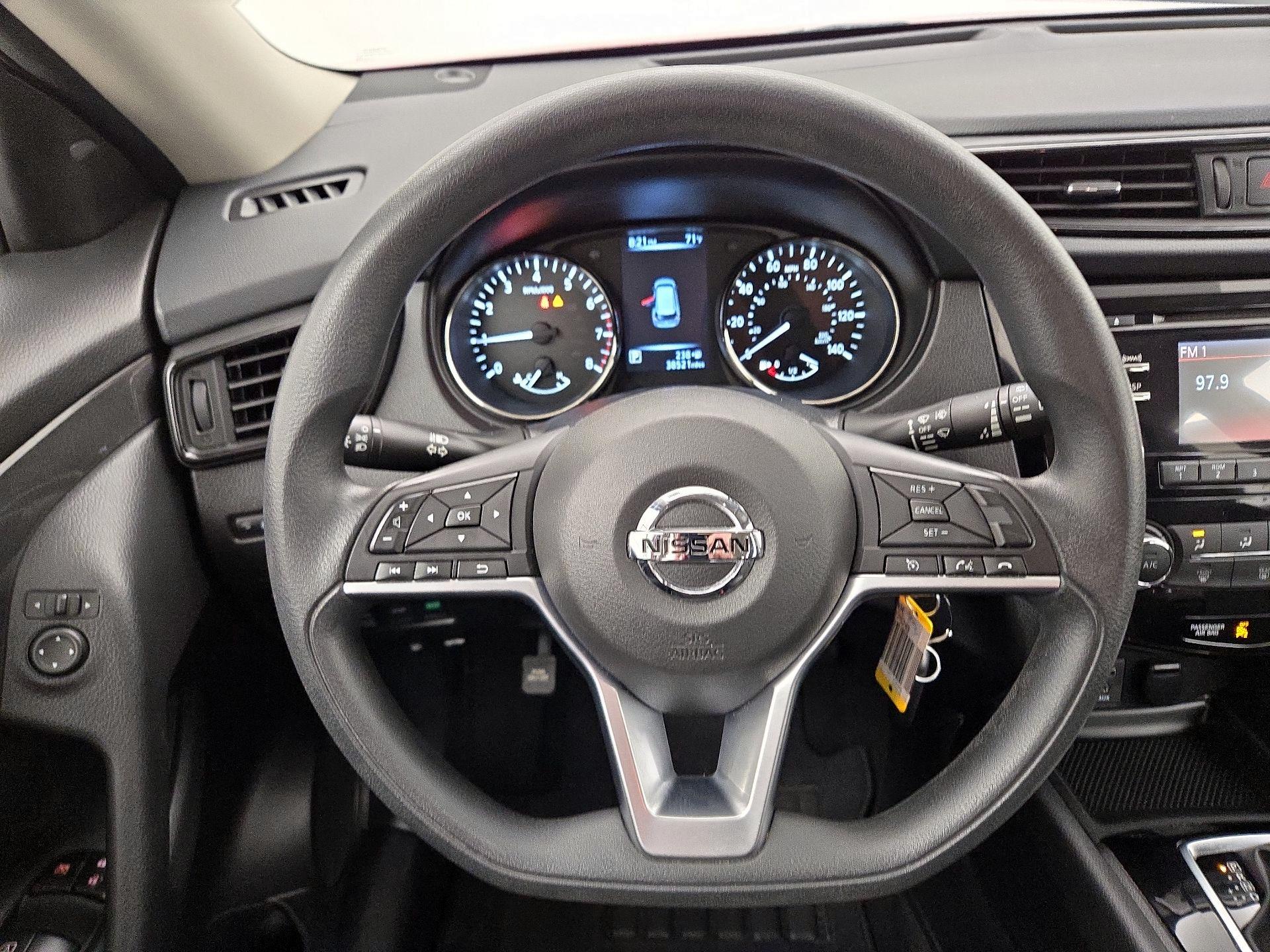 Thumbnail: 2017 Nissan Rogue - 10