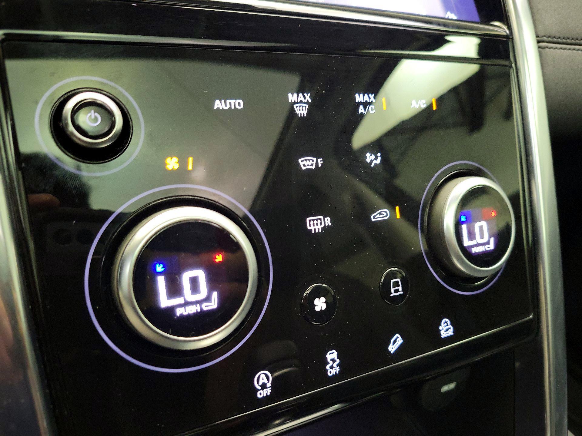 Thumbnail: 2020 Land Rover Discovery Sport - 17