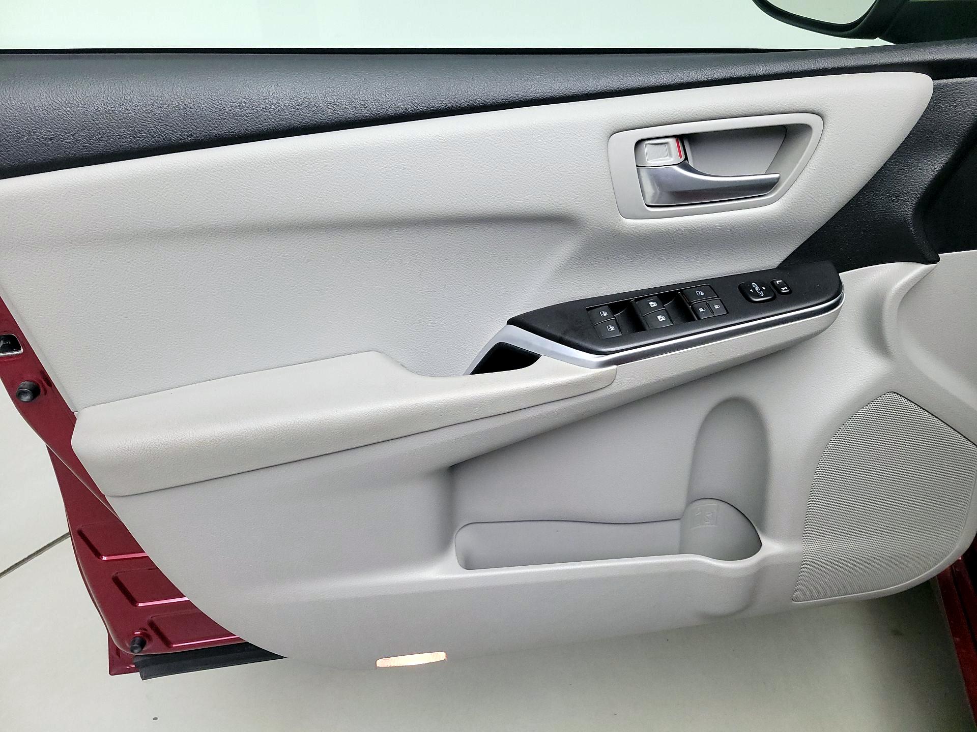 Thumbnail: 2017 Toyota Camry - 12