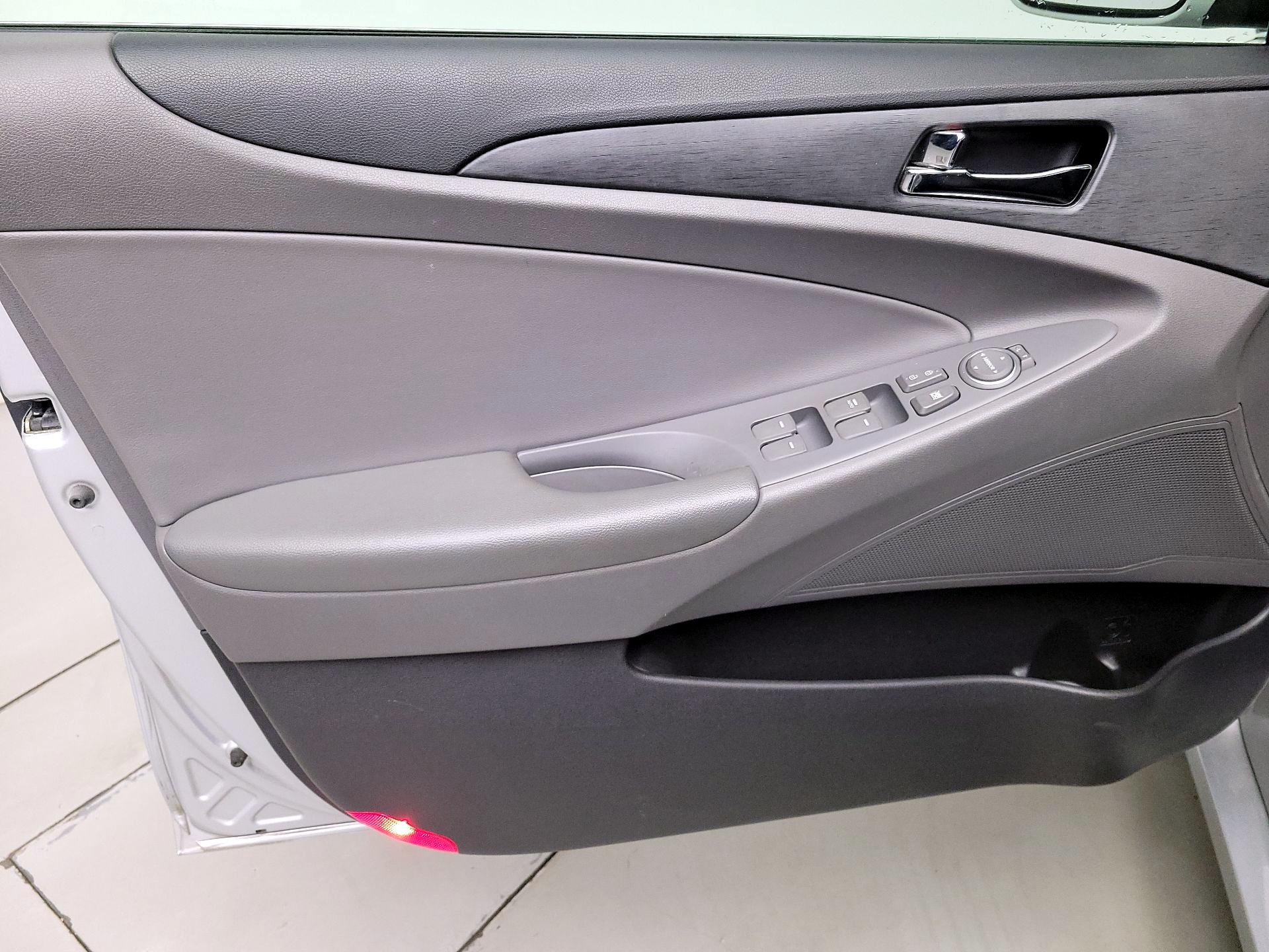 Thumbnail: 2013 Hyundai Sonata - 12