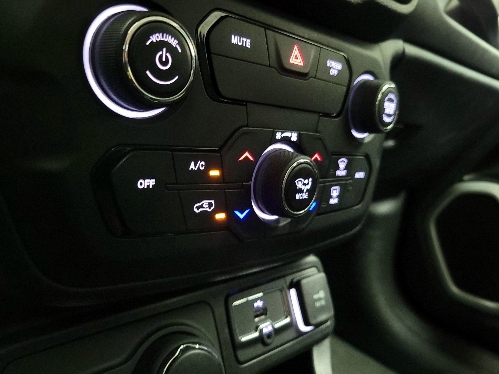 Thumbnail: 2020 Jeep Renegade - 16
