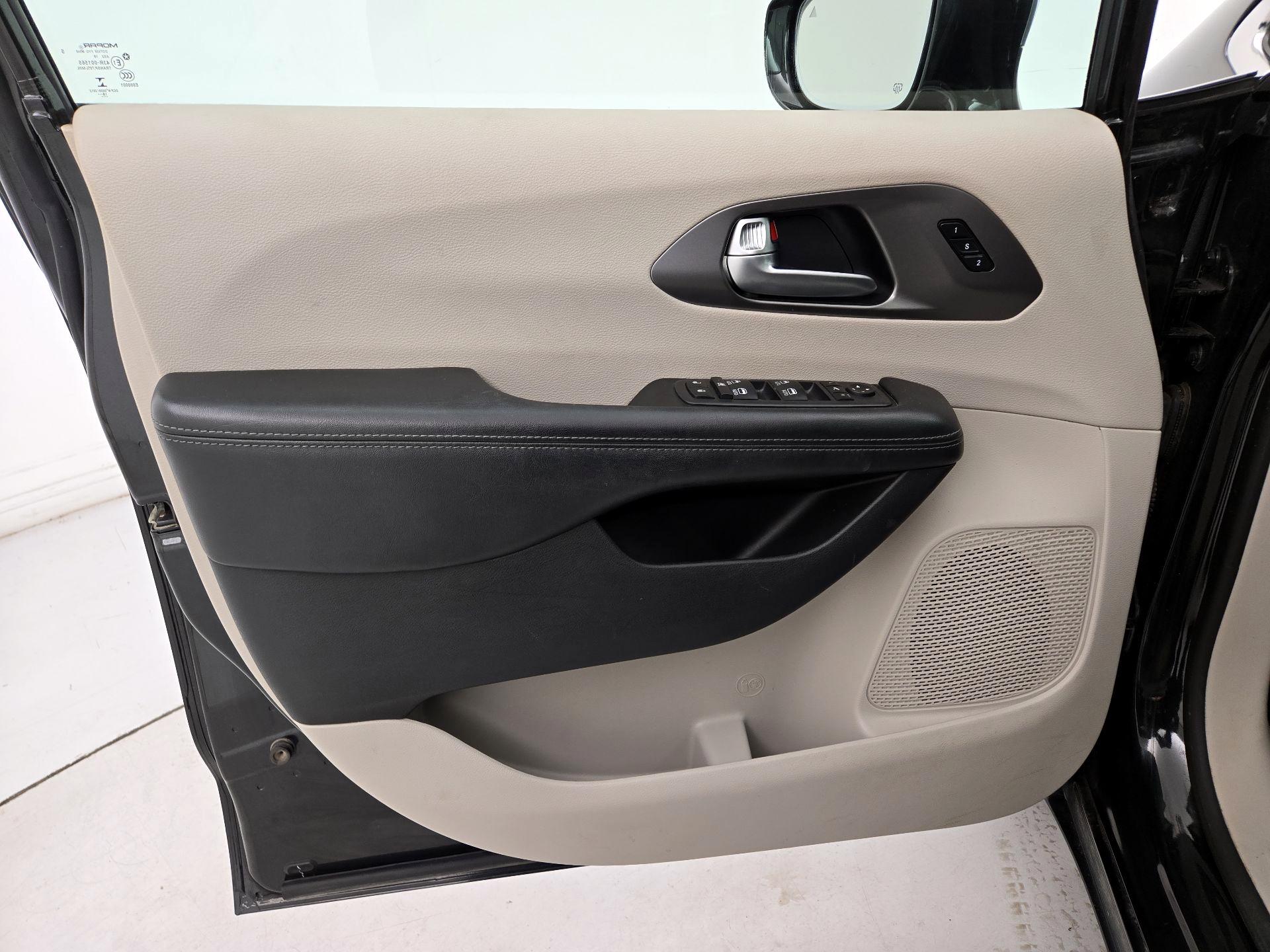 Thumbnail: 2019 Chrysler Pacifica - 12
