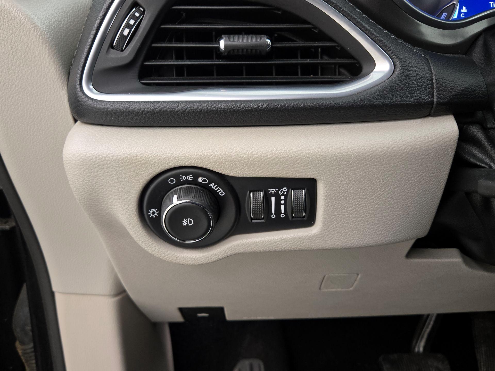 Thumbnail: 2019 Chrysler Pacifica - 13