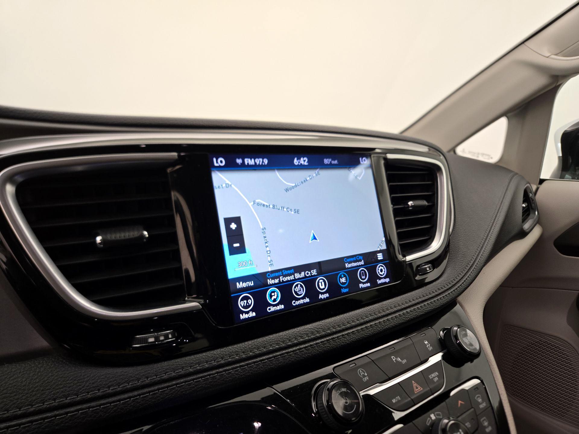 Thumbnail: 2019 Chrysler Pacifica - 14