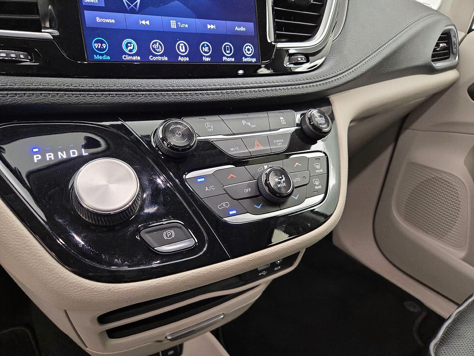 Thumbnail: 2019 Chrysler Pacifica - 17