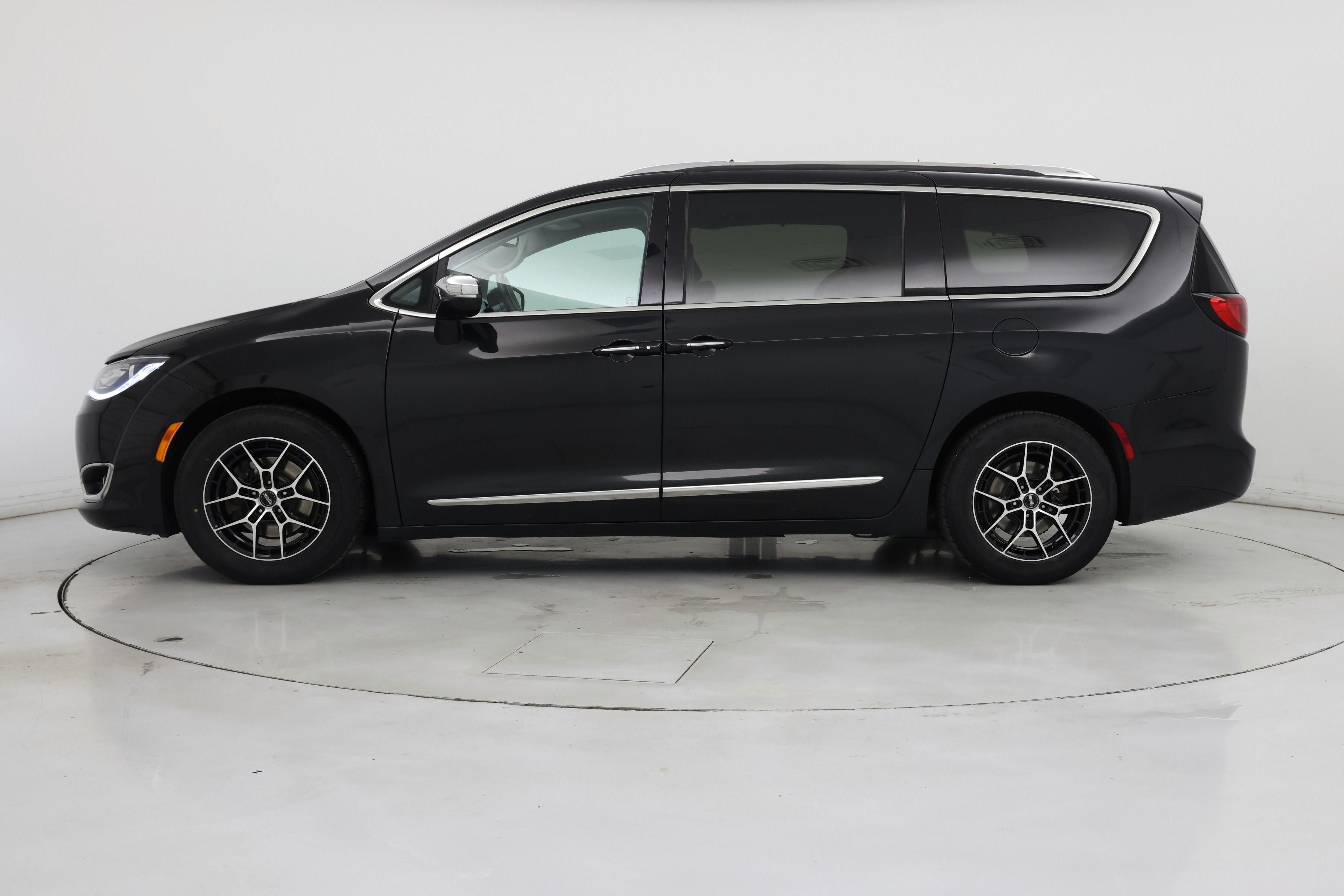 Thumbnail: 2019 Chrysler Pacifica - 3