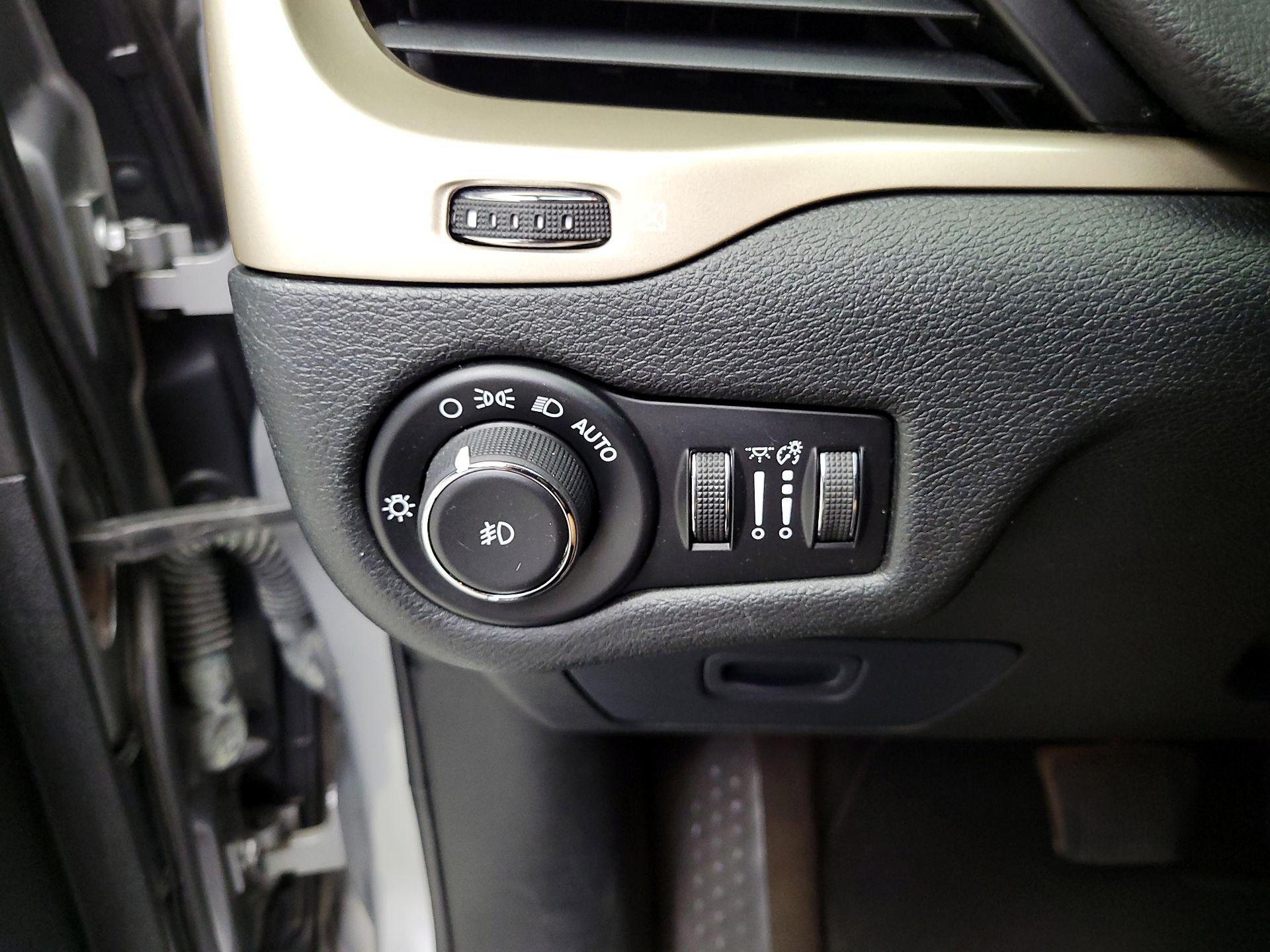 Thumbnail: 2016 Jeep Cherokee - 13