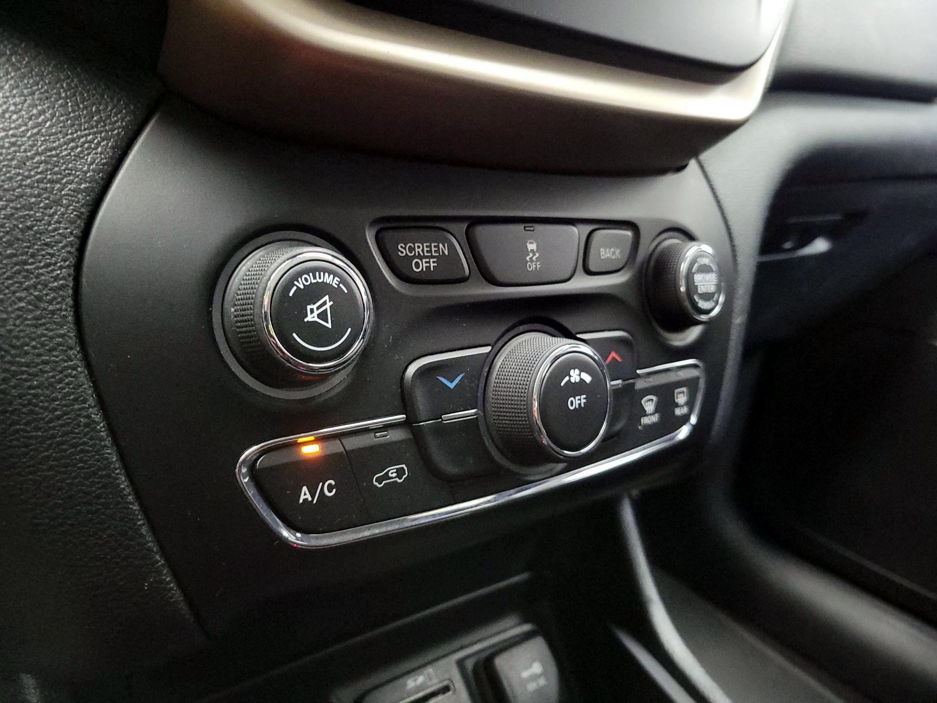 Thumbnail: 2016 Jeep Cherokee - 16