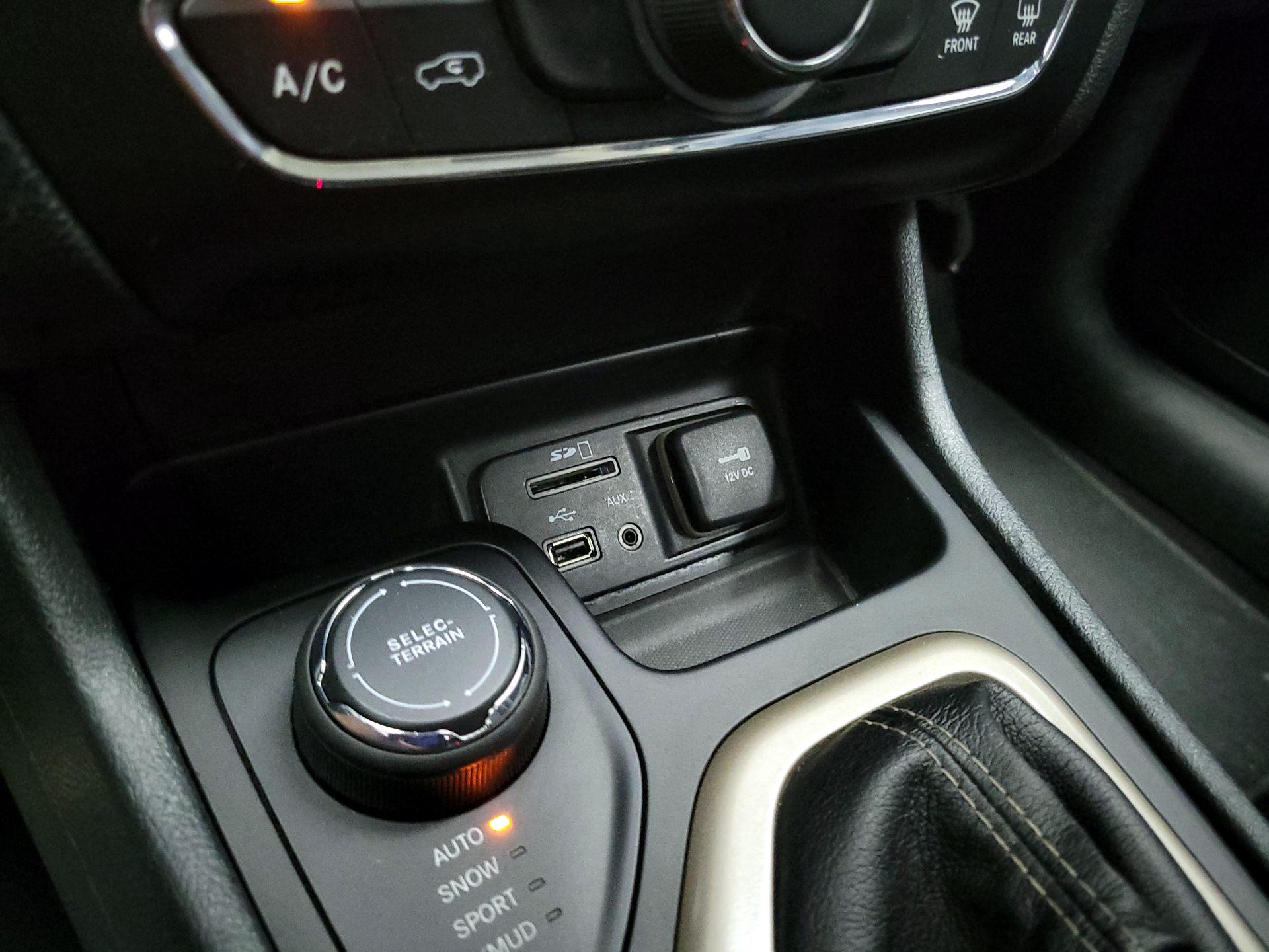 Thumbnail: 2016 Jeep Cherokee - 18
