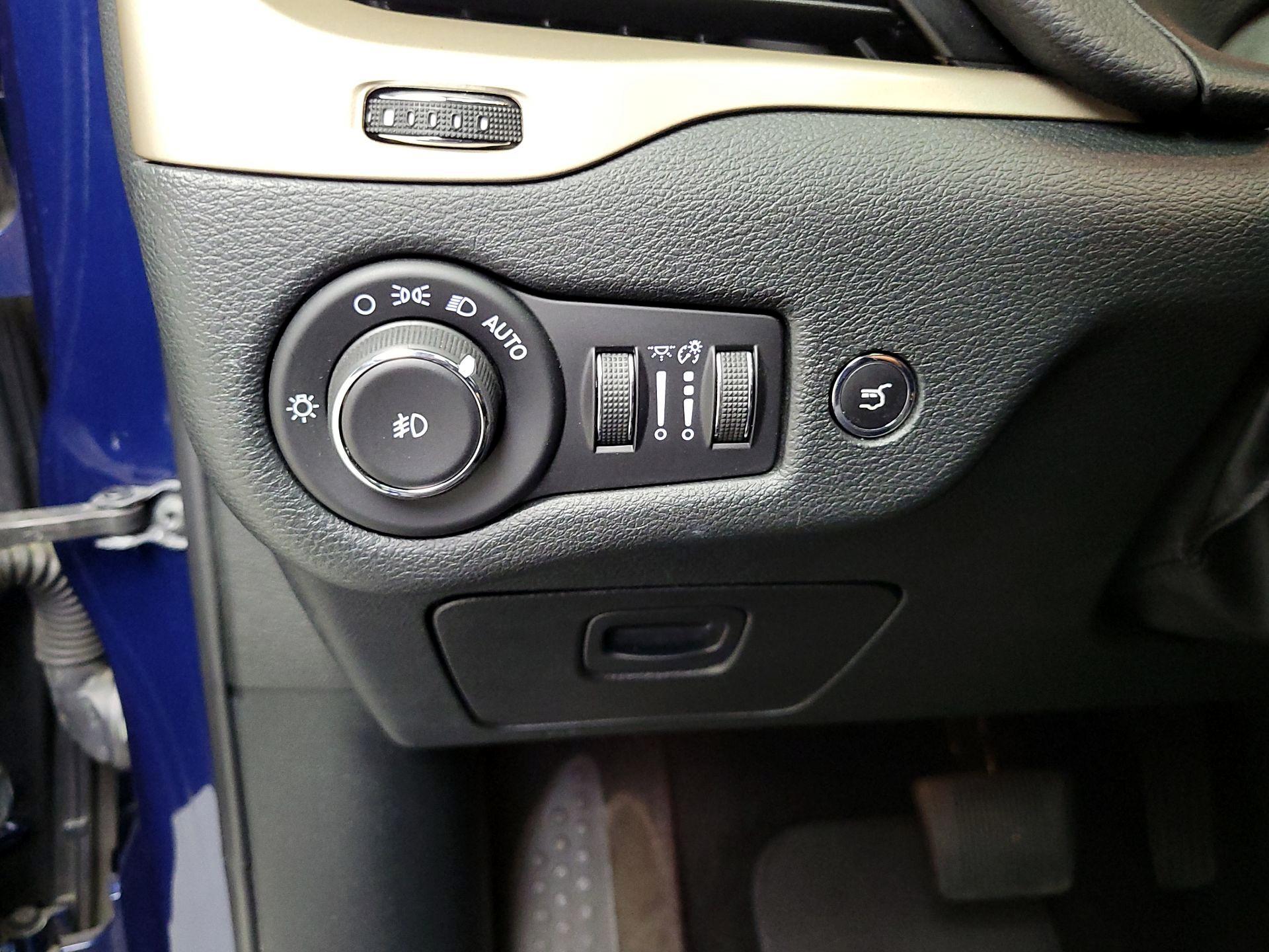 Thumbnail: 2018 Jeep Cherokee - 13