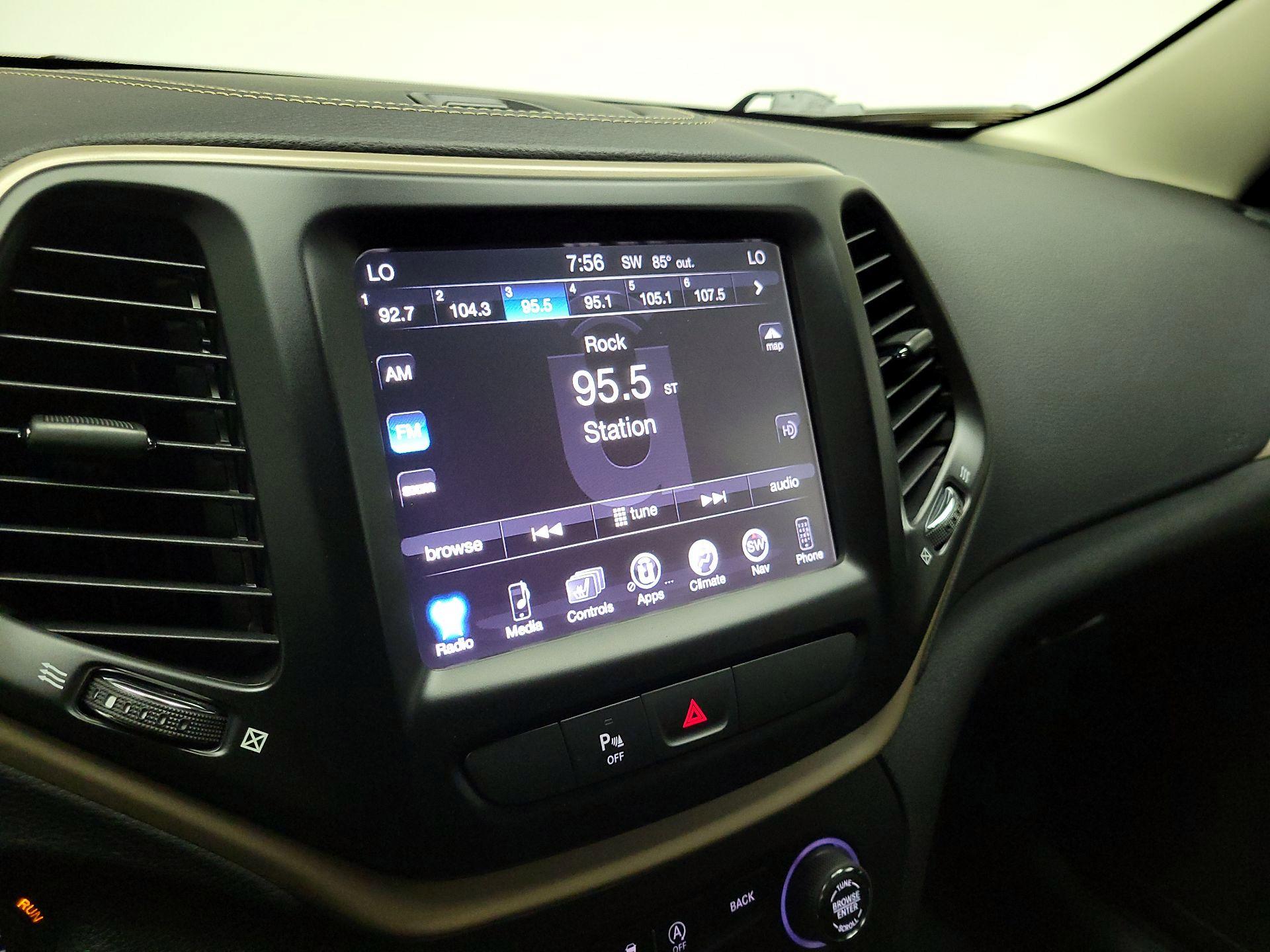 Thumbnail: 2018 Jeep Cherokee - 16