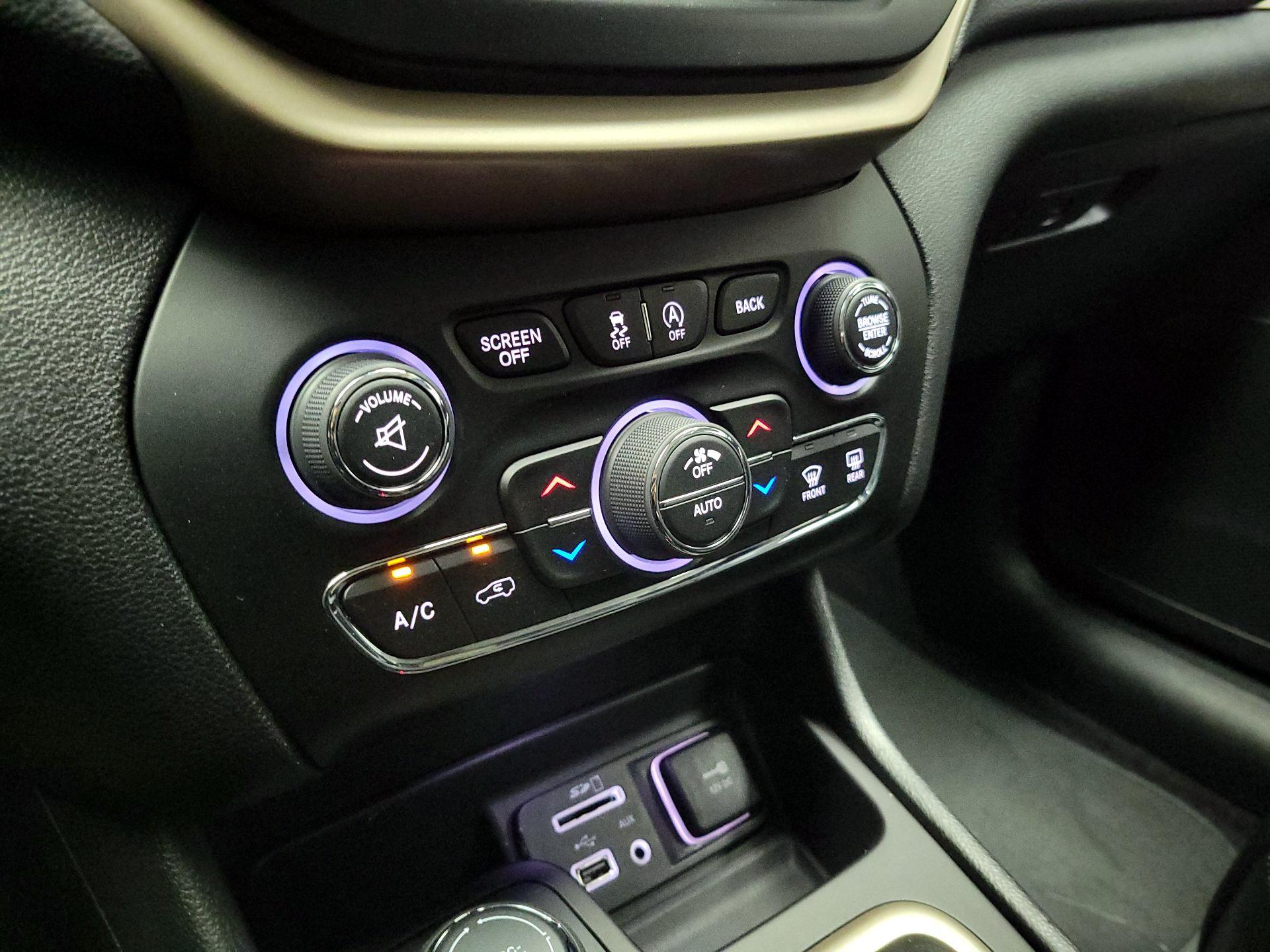Thumbnail: 2018 Jeep Cherokee - 17