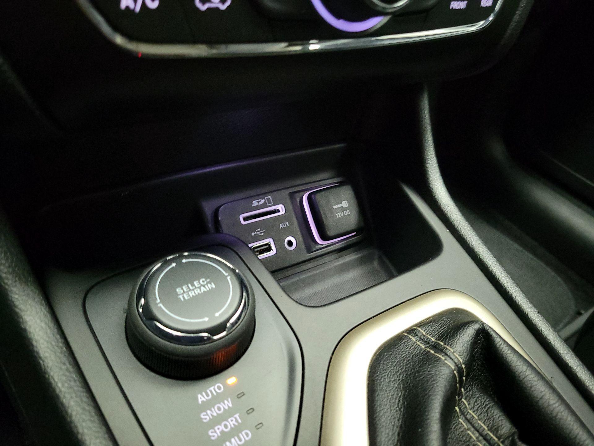 Thumbnail: 2018 Jeep Cherokee - 19