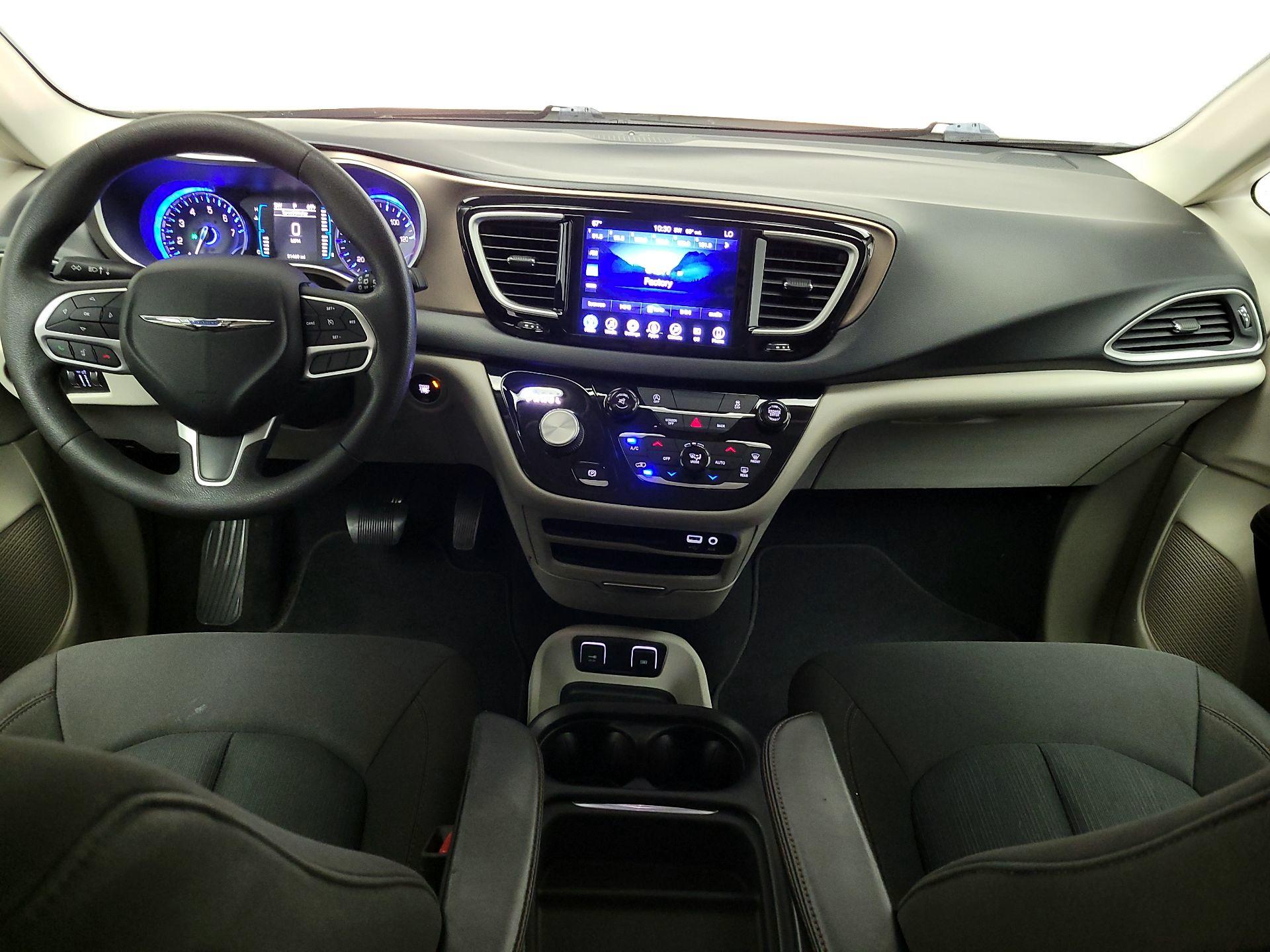 Thumbnail: 2017 Chrysler Pacifica - 9