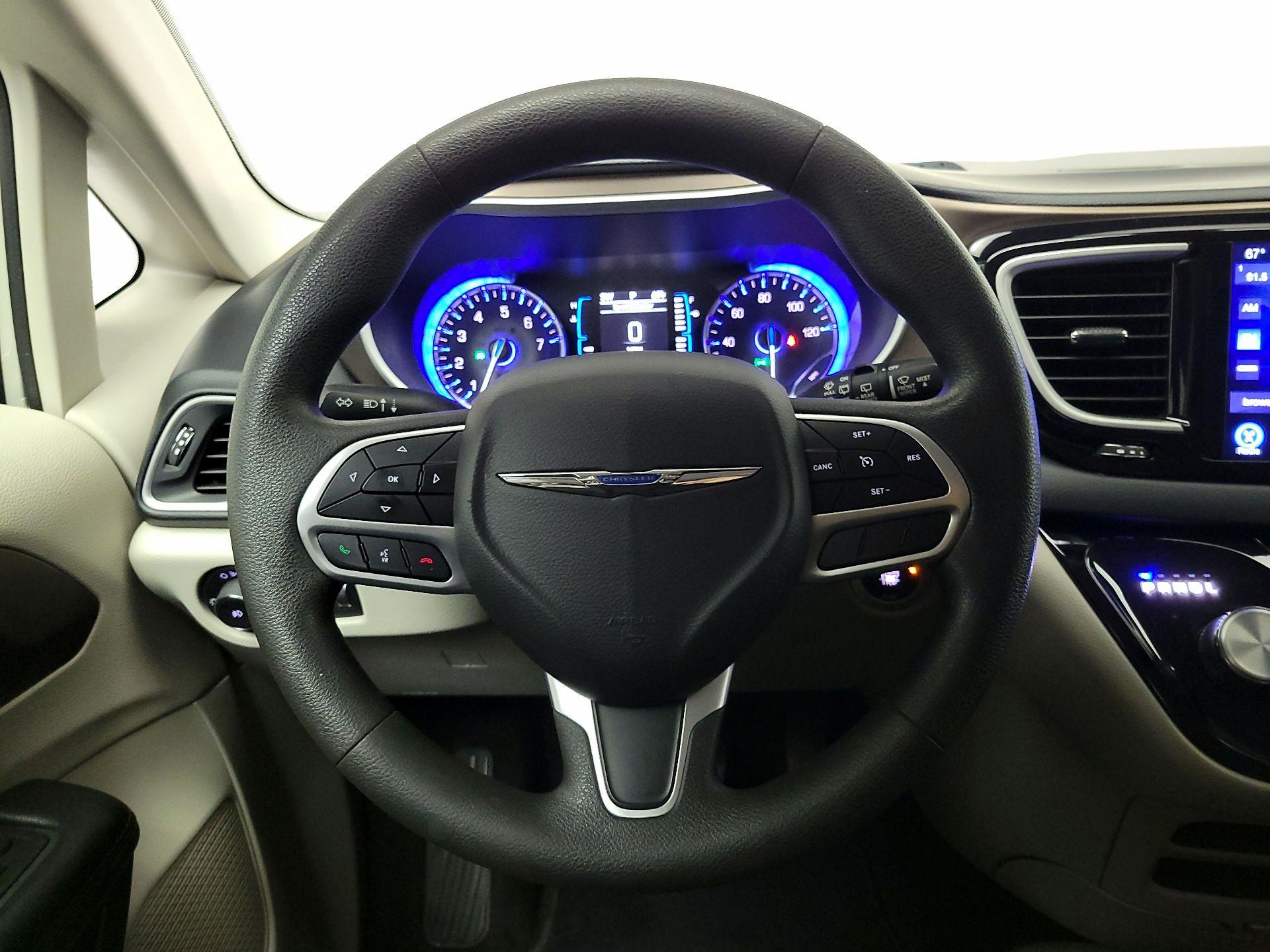 Thumbnail: 2017 Chrysler Pacifica - 10