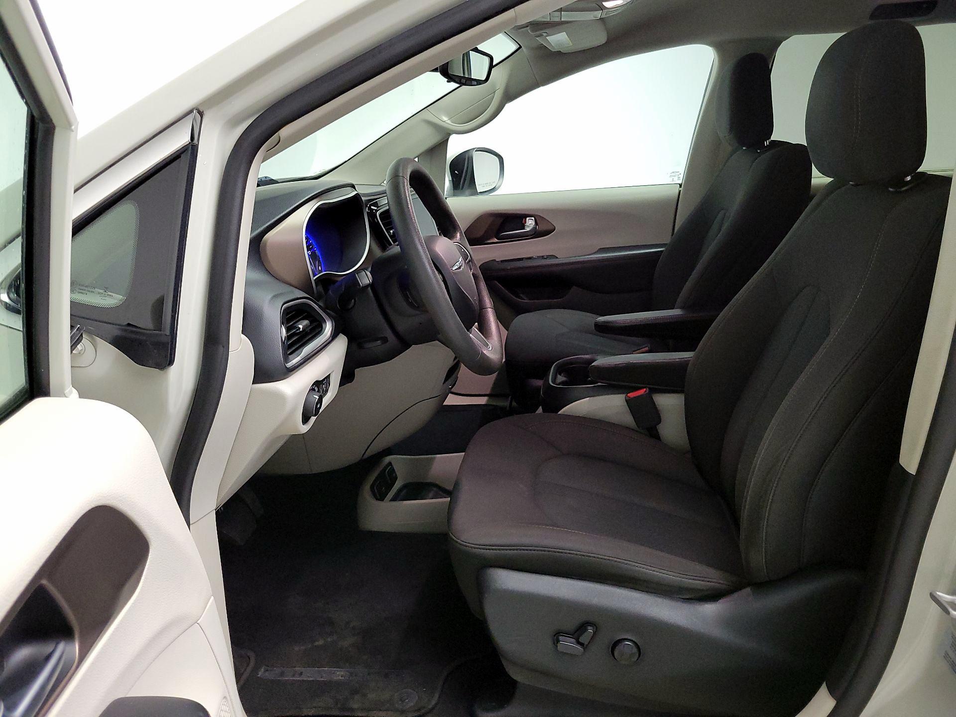 Thumbnail: 2017 Chrysler Pacifica - 11