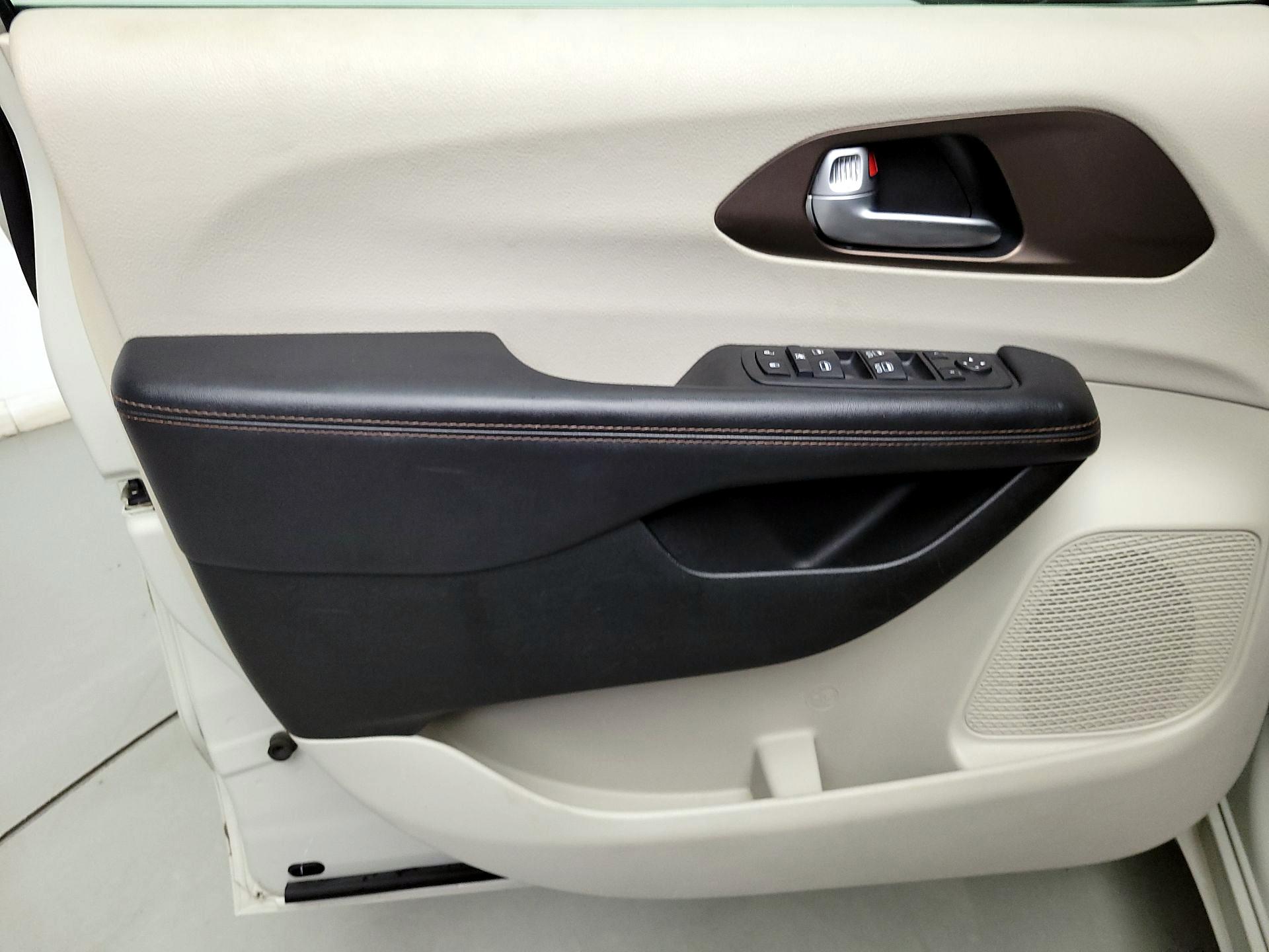 Thumbnail: 2017 Chrysler Pacifica - 12