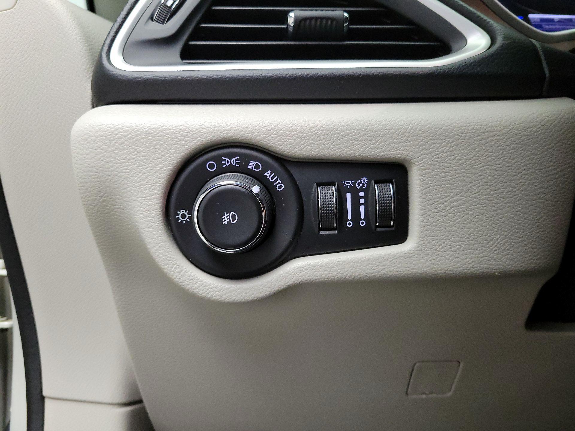 Thumbnail: 2017 Chrysler Pacifica - 13