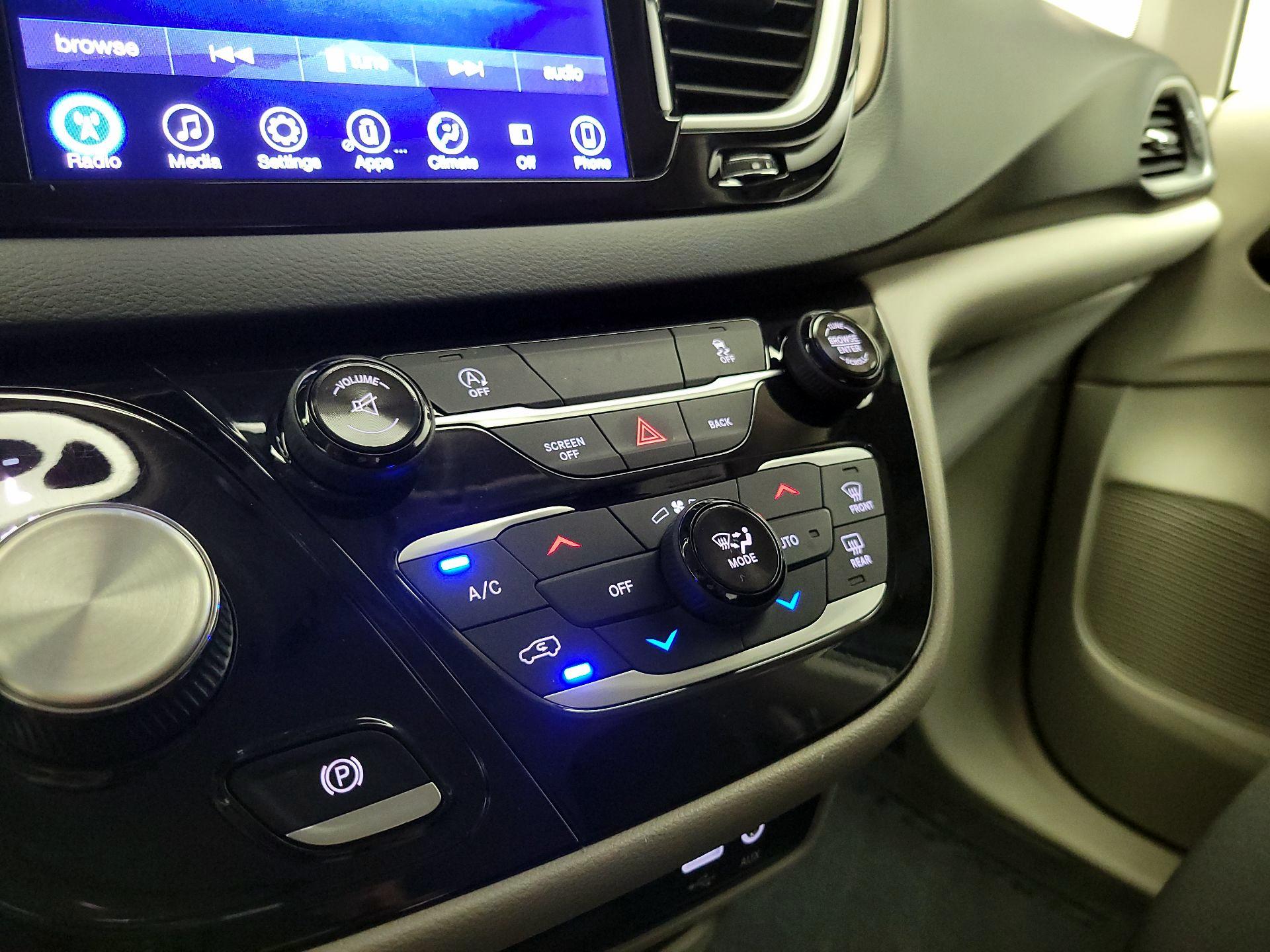 Thumbnail: 2017 Chrysler Pacifica - 16