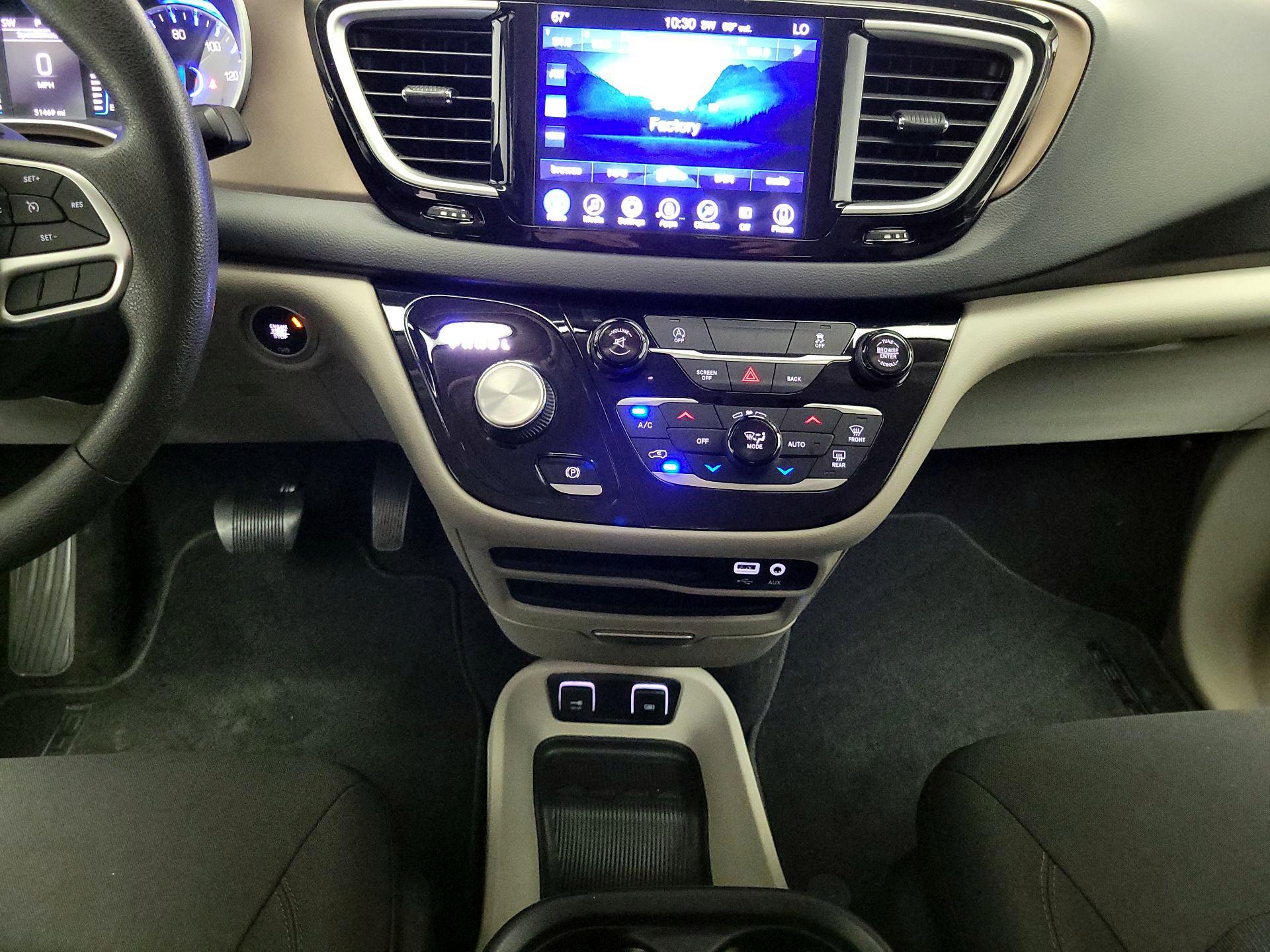 Thumbnail: 2017 Chrysler Pacifica - 17