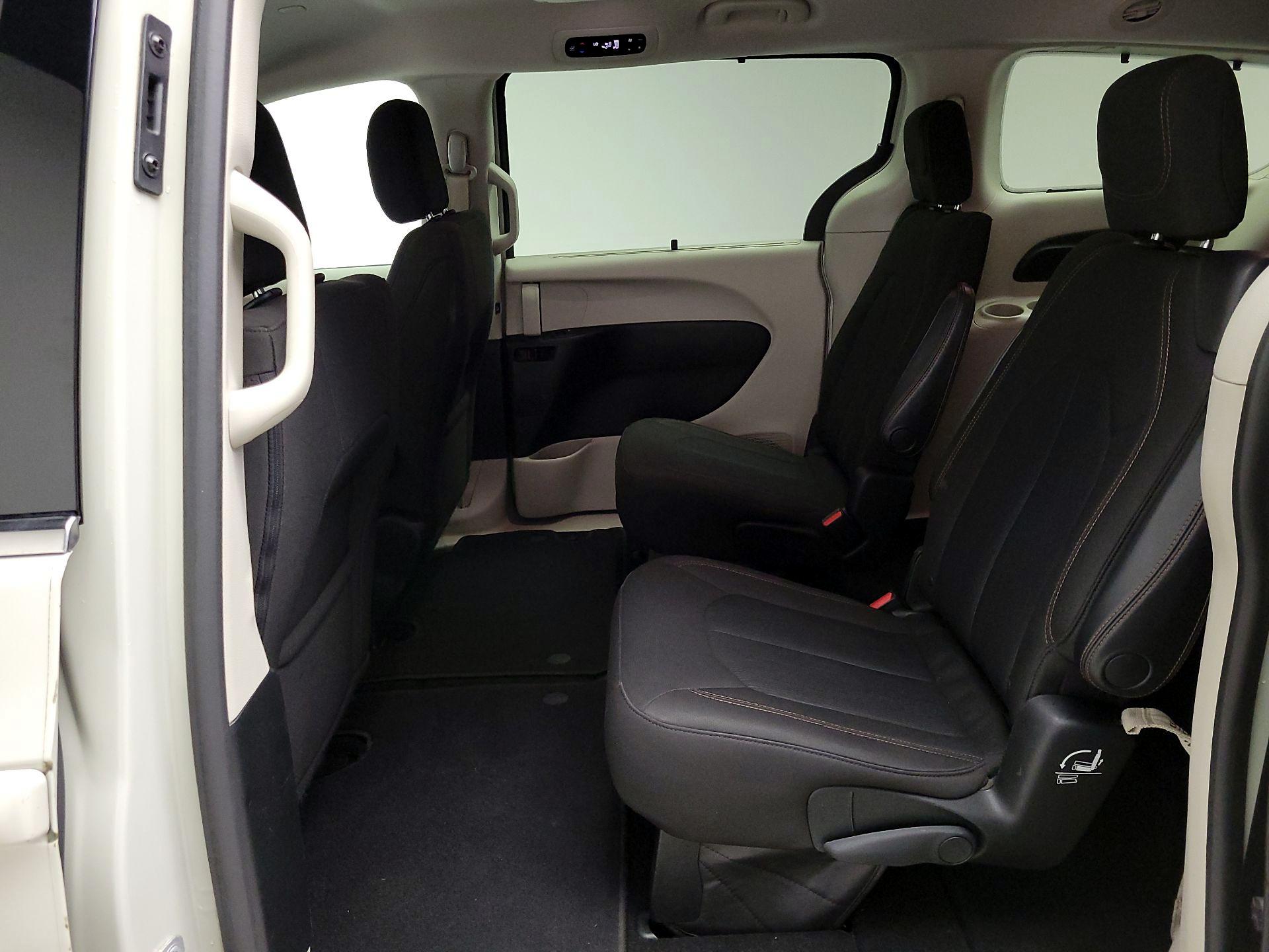 Thumbnail: 2017 Chrysler Pacifica - 19