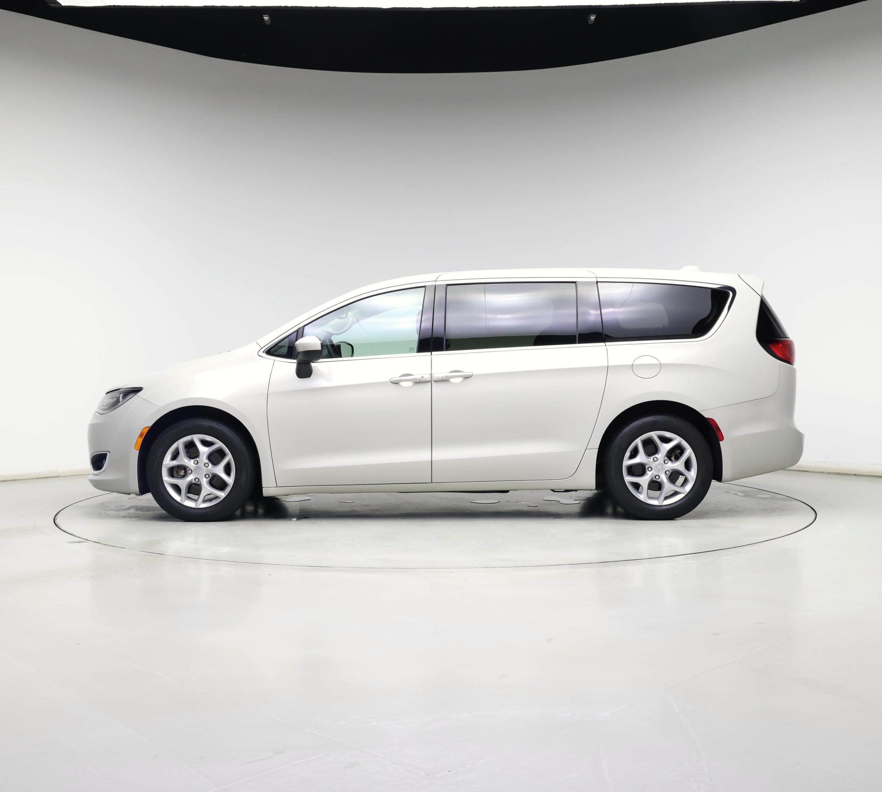 Thumbnail: 2017 Chrysler Pacifica - 3