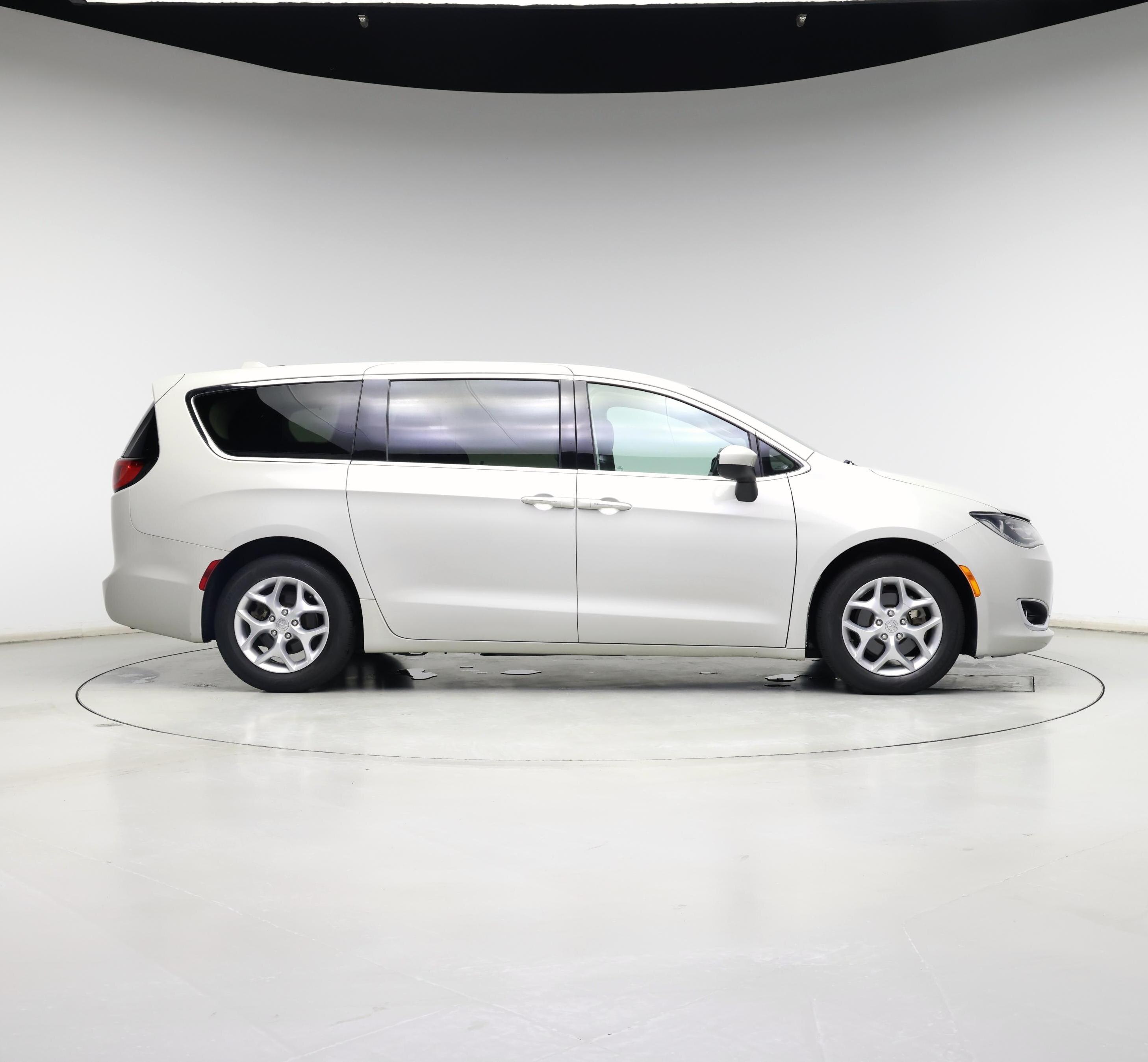 Thumbnail: 2017 Chrysler Pacifica - 7