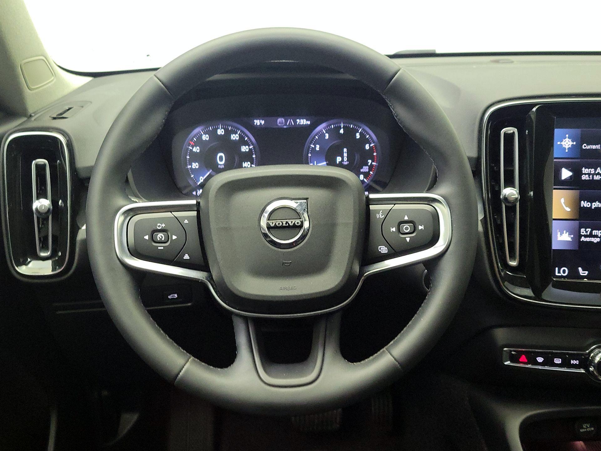 Thumbnail: 2022 Volvo XC40 - 10