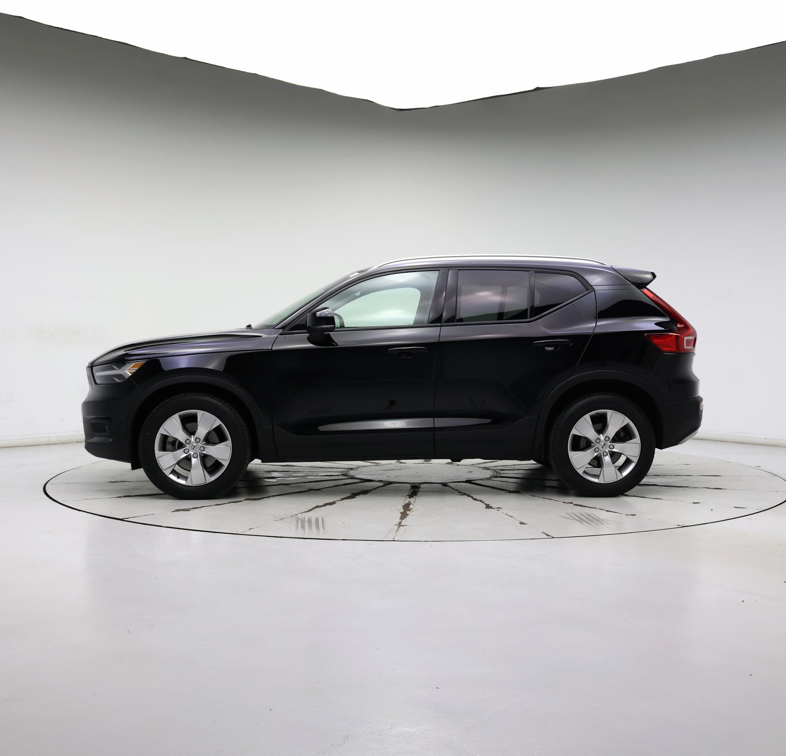 Thumbnail: 2022 Volvo XC40 - 3