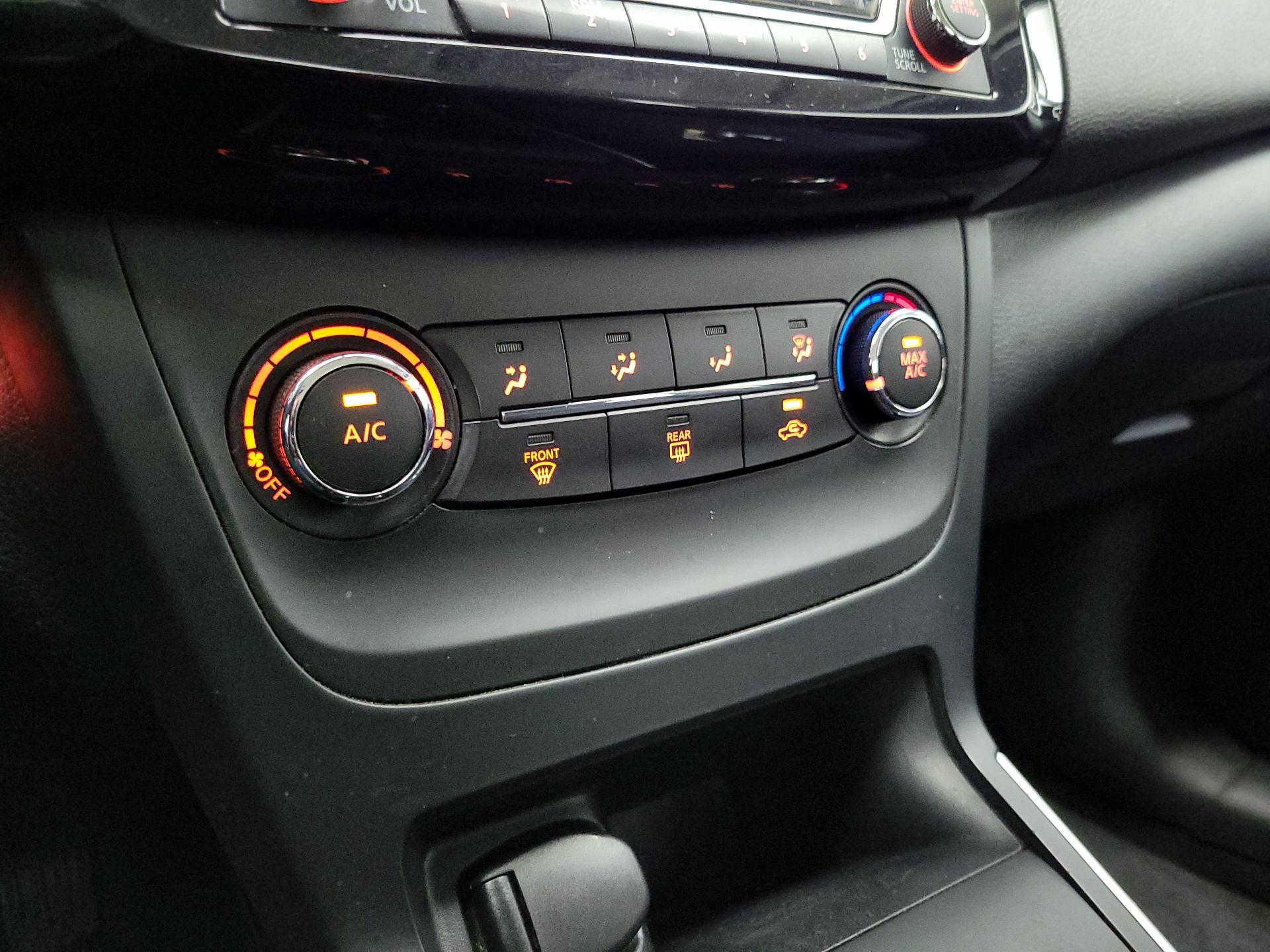 Thumbnail: 2016 Nissan Sentra - 16