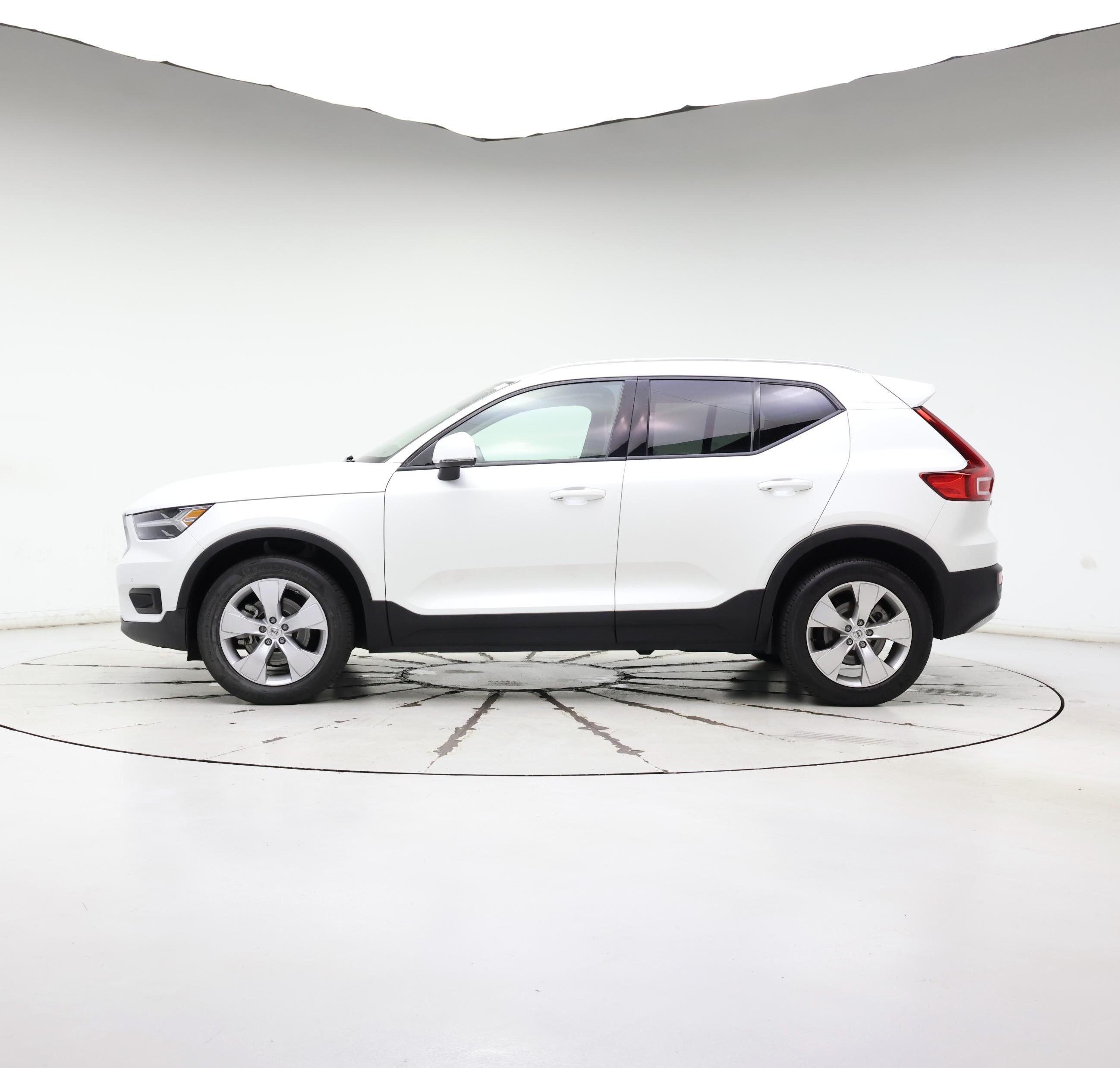 Thumbnail: 2022 Volvo XC40 - 3