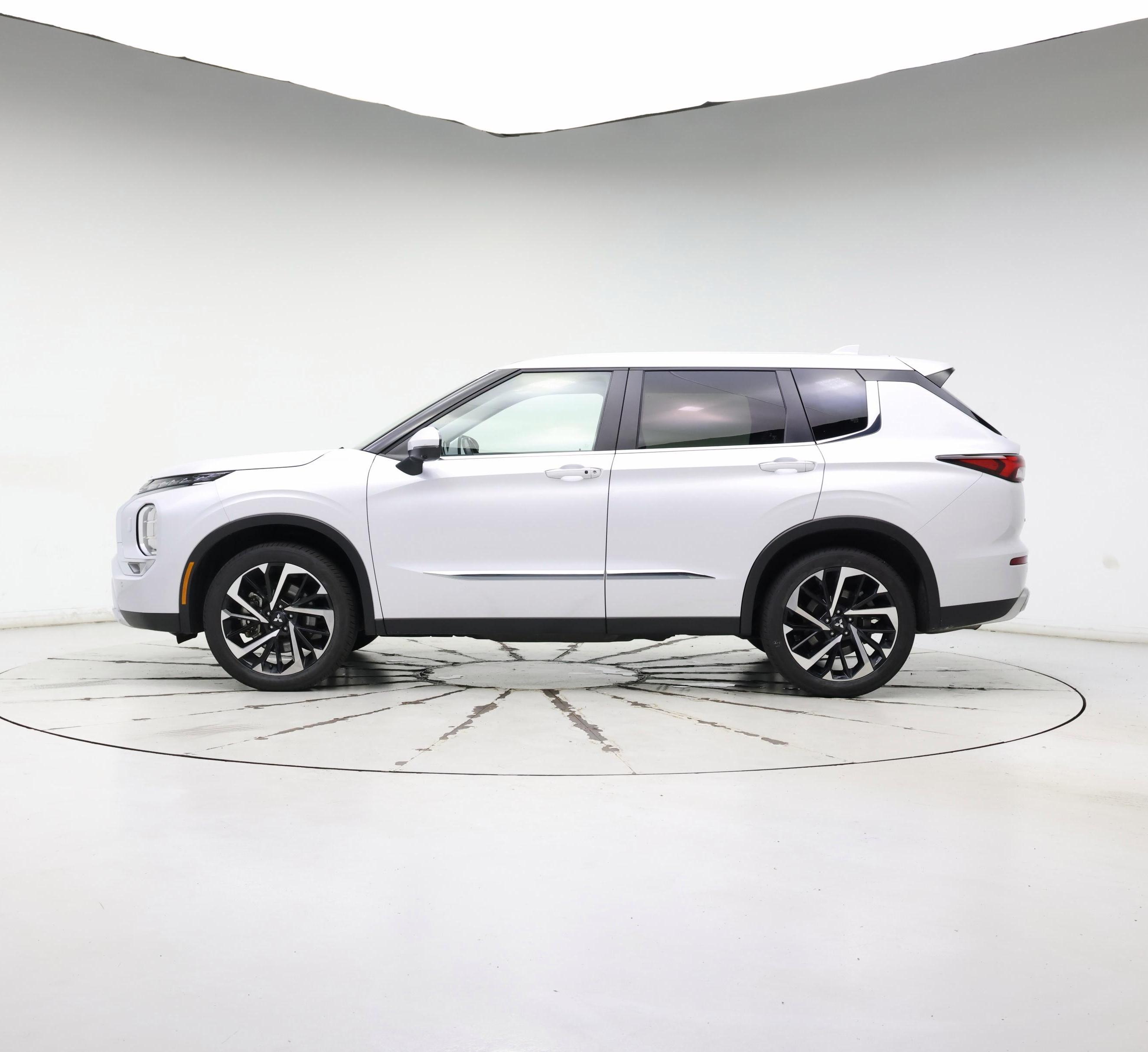 Thumbnail: 2024 Mitsubishi Outlander - 3