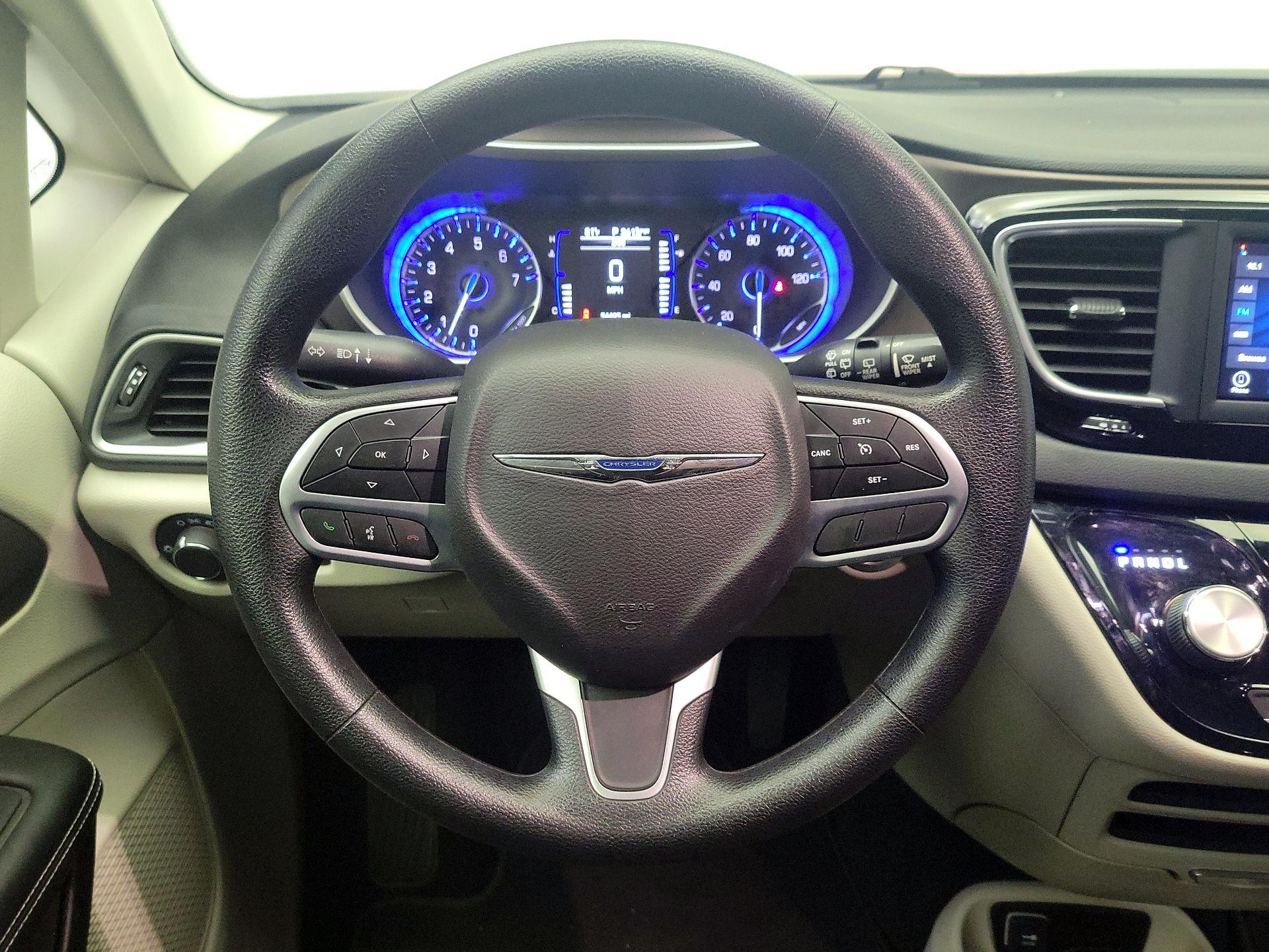 Thumbnail: 2021 Chrysler Voyager - 10