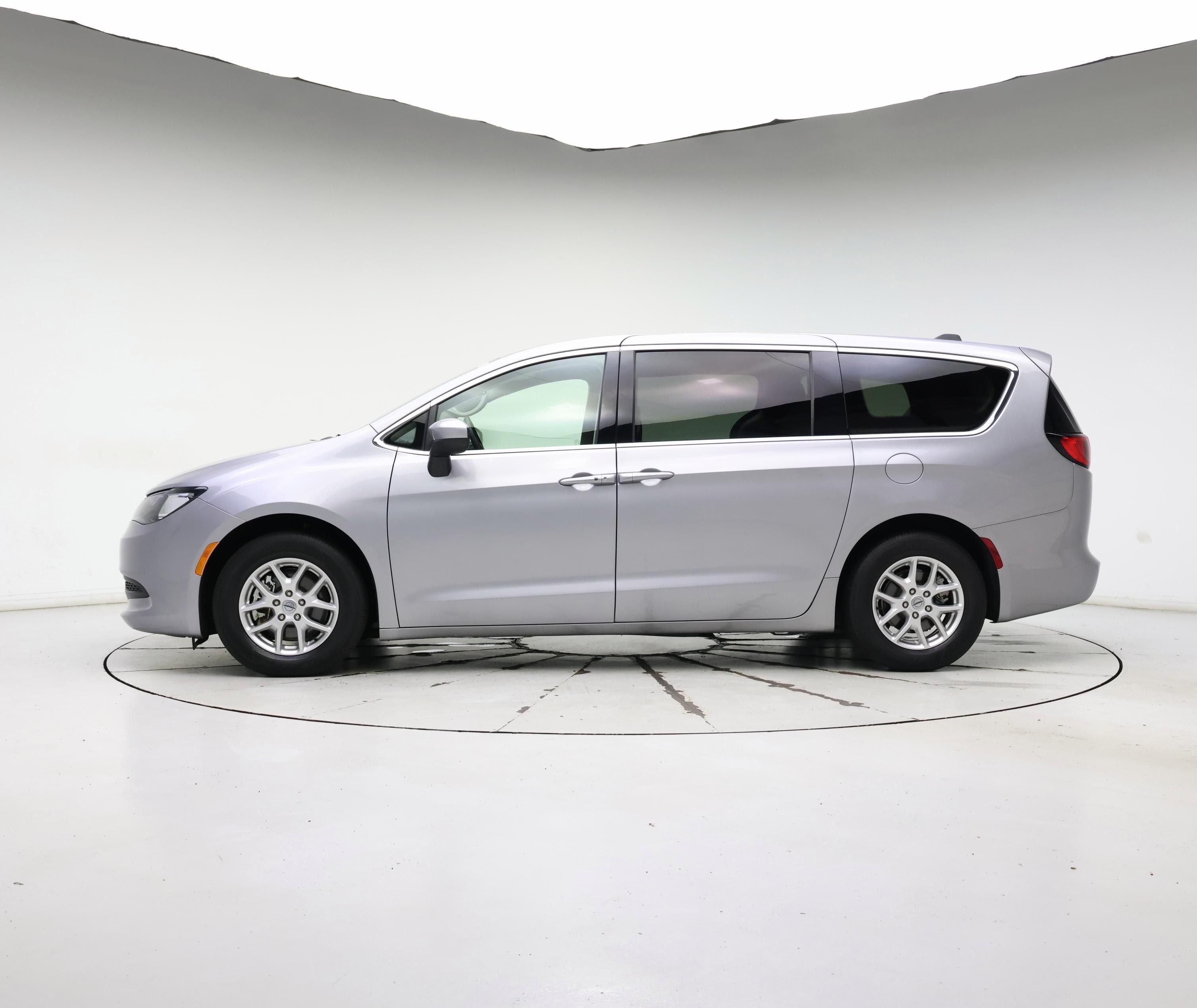 Thumbnail: 2021 Chrysler Voyager - 3
