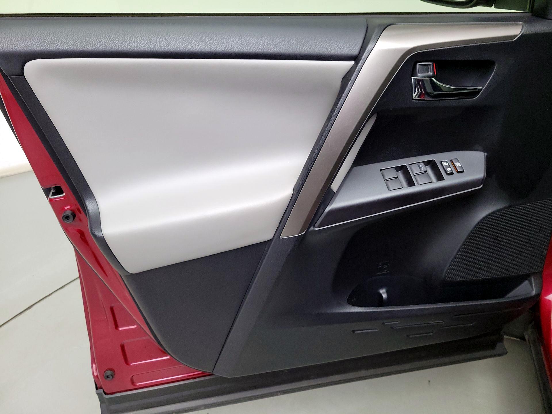Thumbnail: 2018 Toyota RAV4 - 12