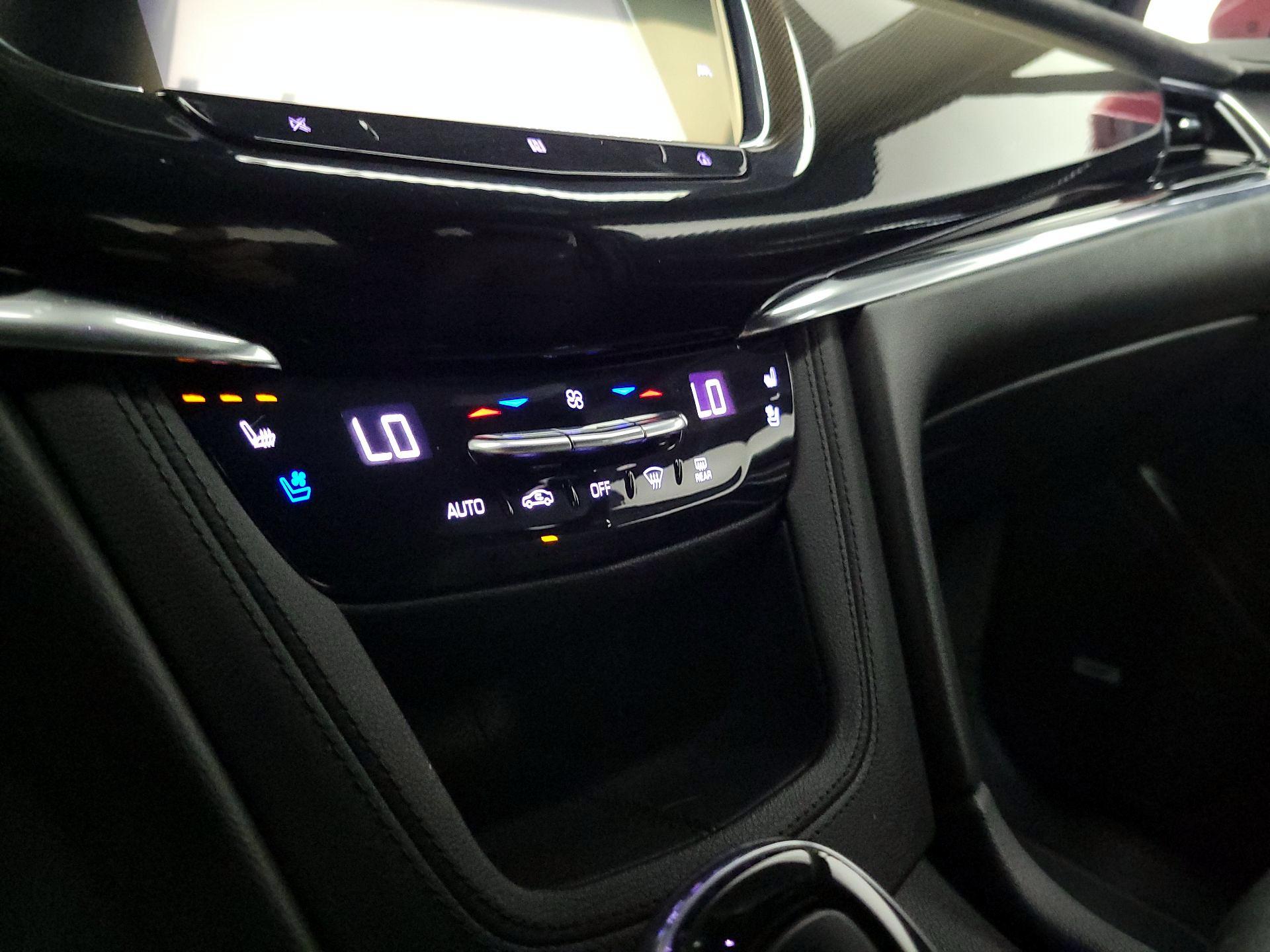 Thumbnail: 2020 Cadillac XT6 - 17