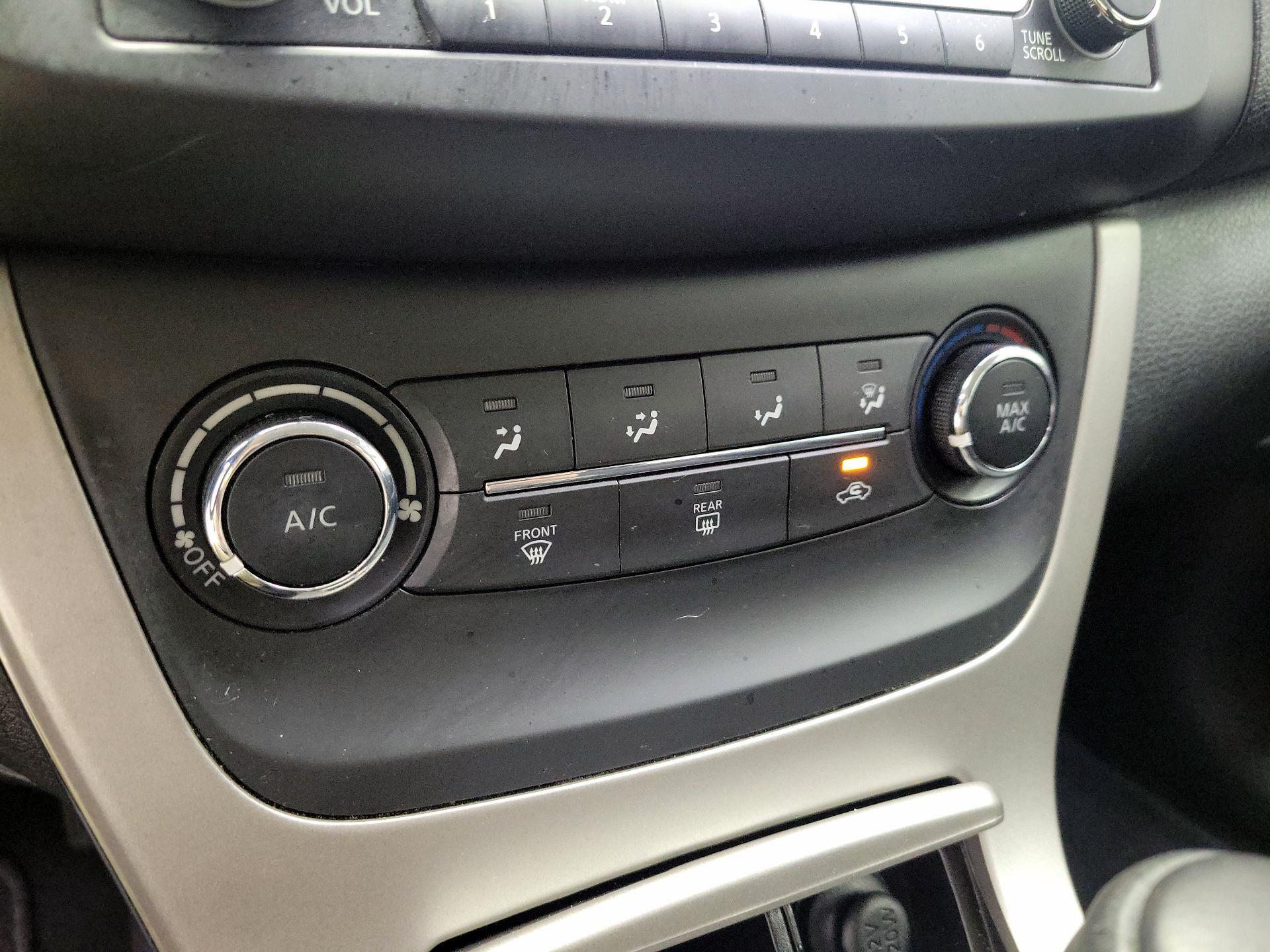 Thumbnail: 2015 Nissan Sentra - 16