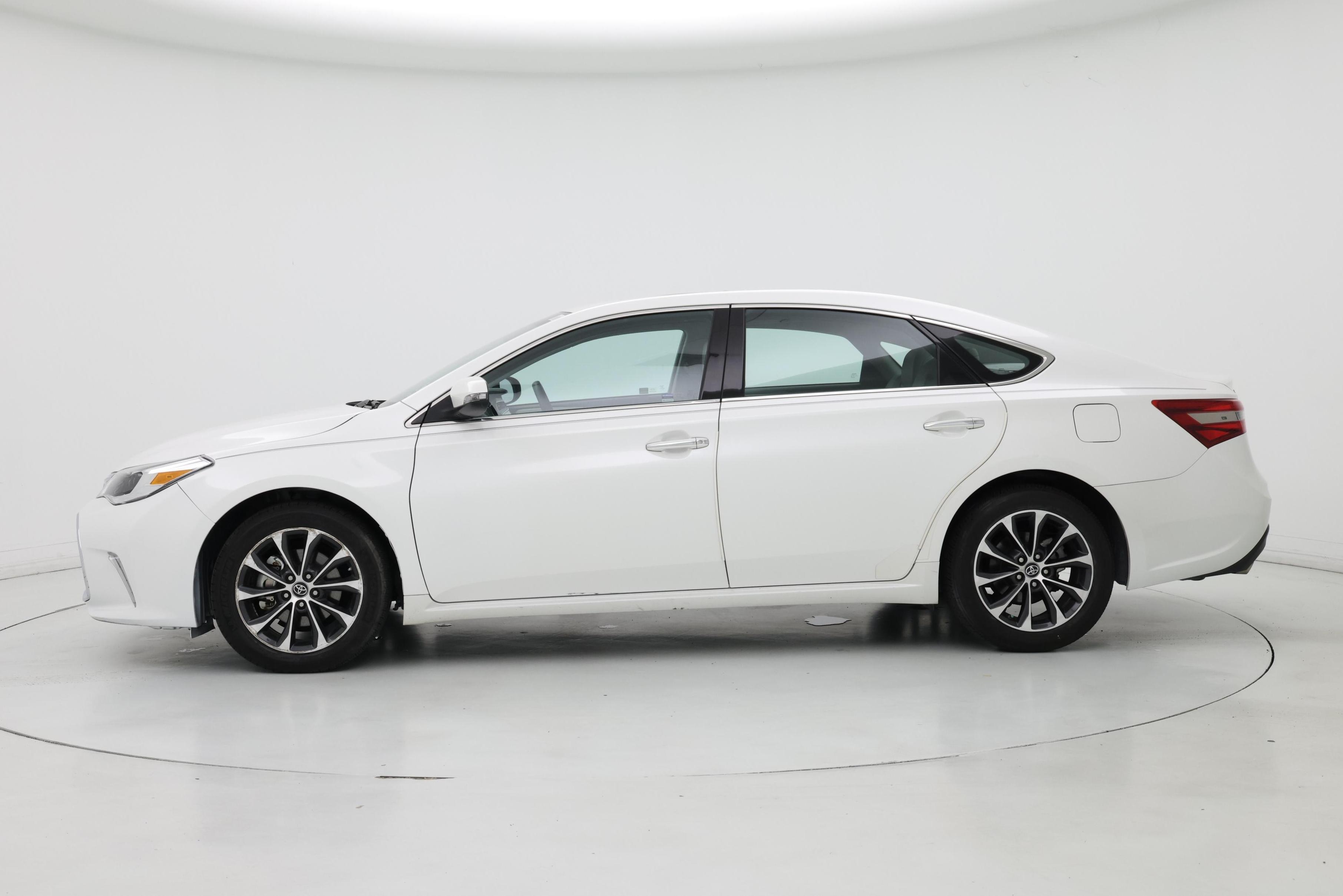 Thumbnail: 2017 Toyota Avalon - 3