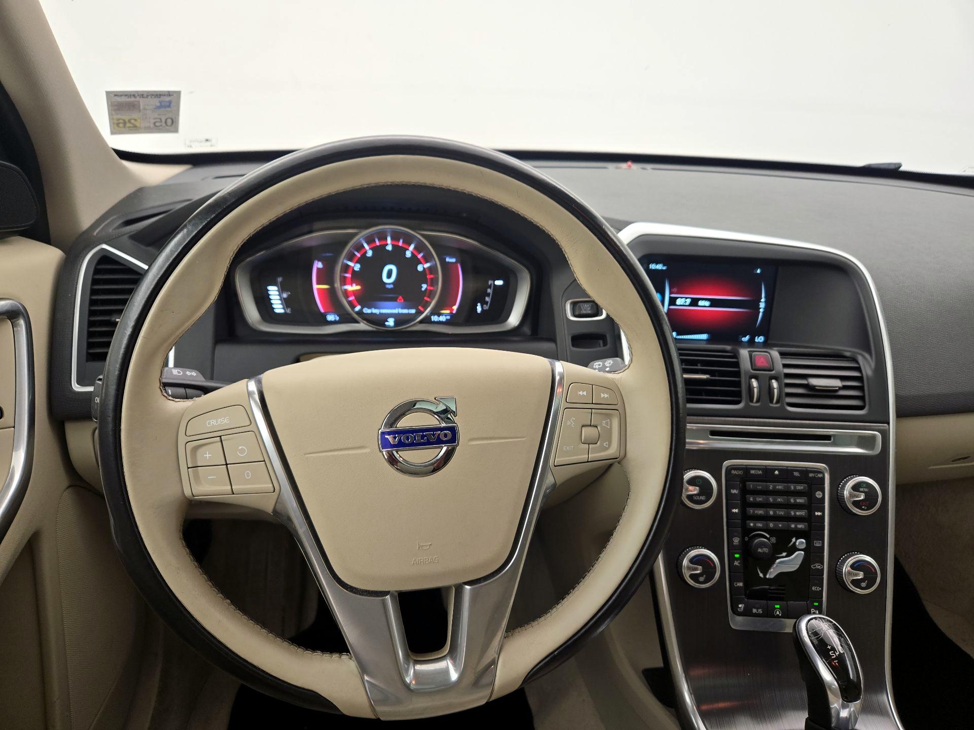 Thumbnail: 2016 Volvo XC60 - 10