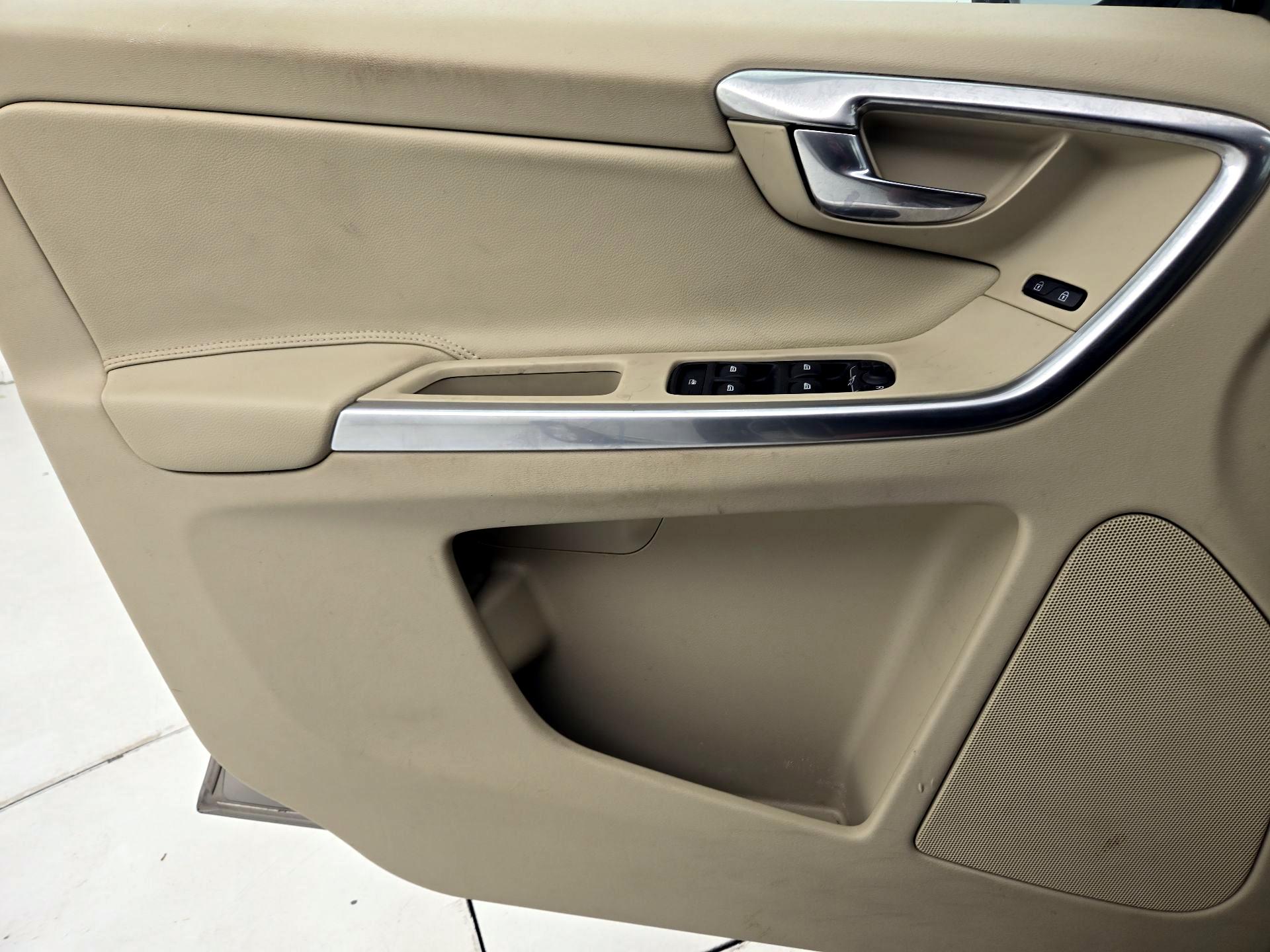 Thumbnail: 2016 Volvo XC60 - 12