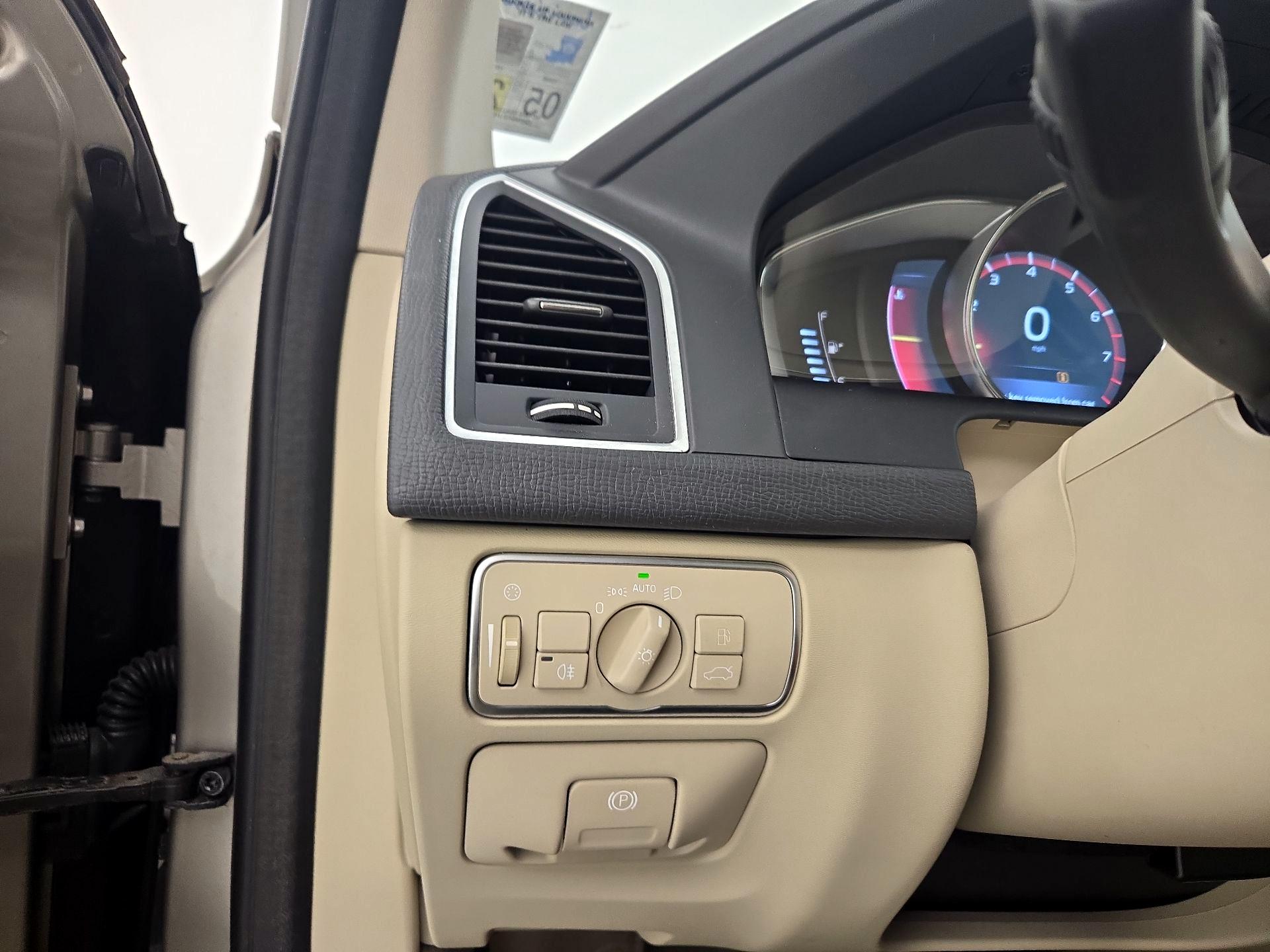 Thumbnail: 2016 Volvo XC60 - 13