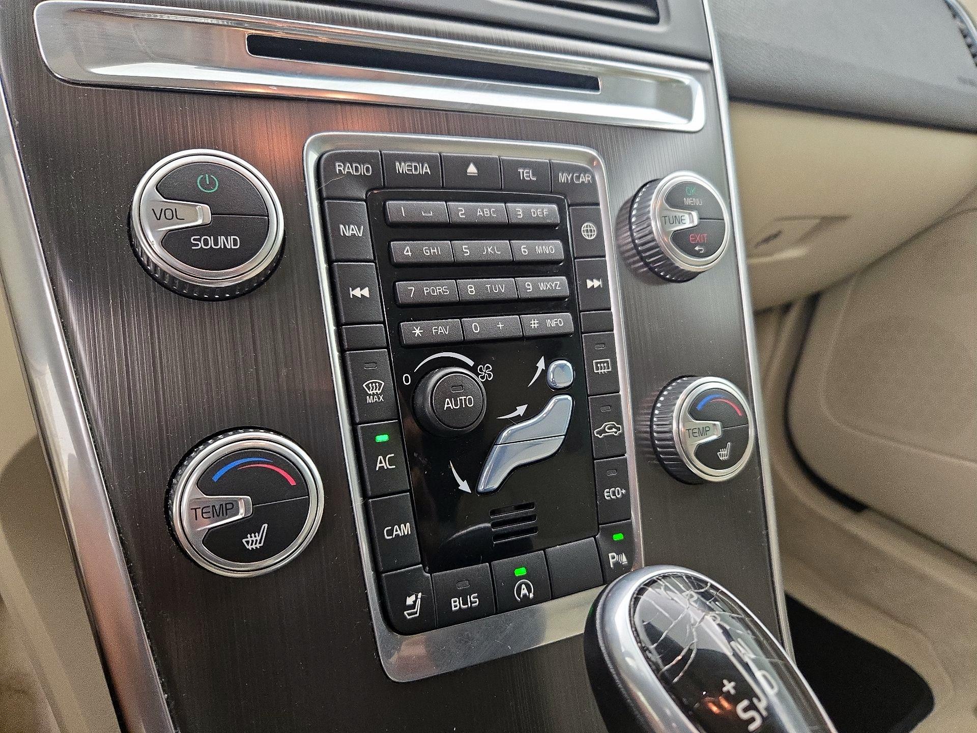 Thumbnail: 2016 Volvo XC60 - 16