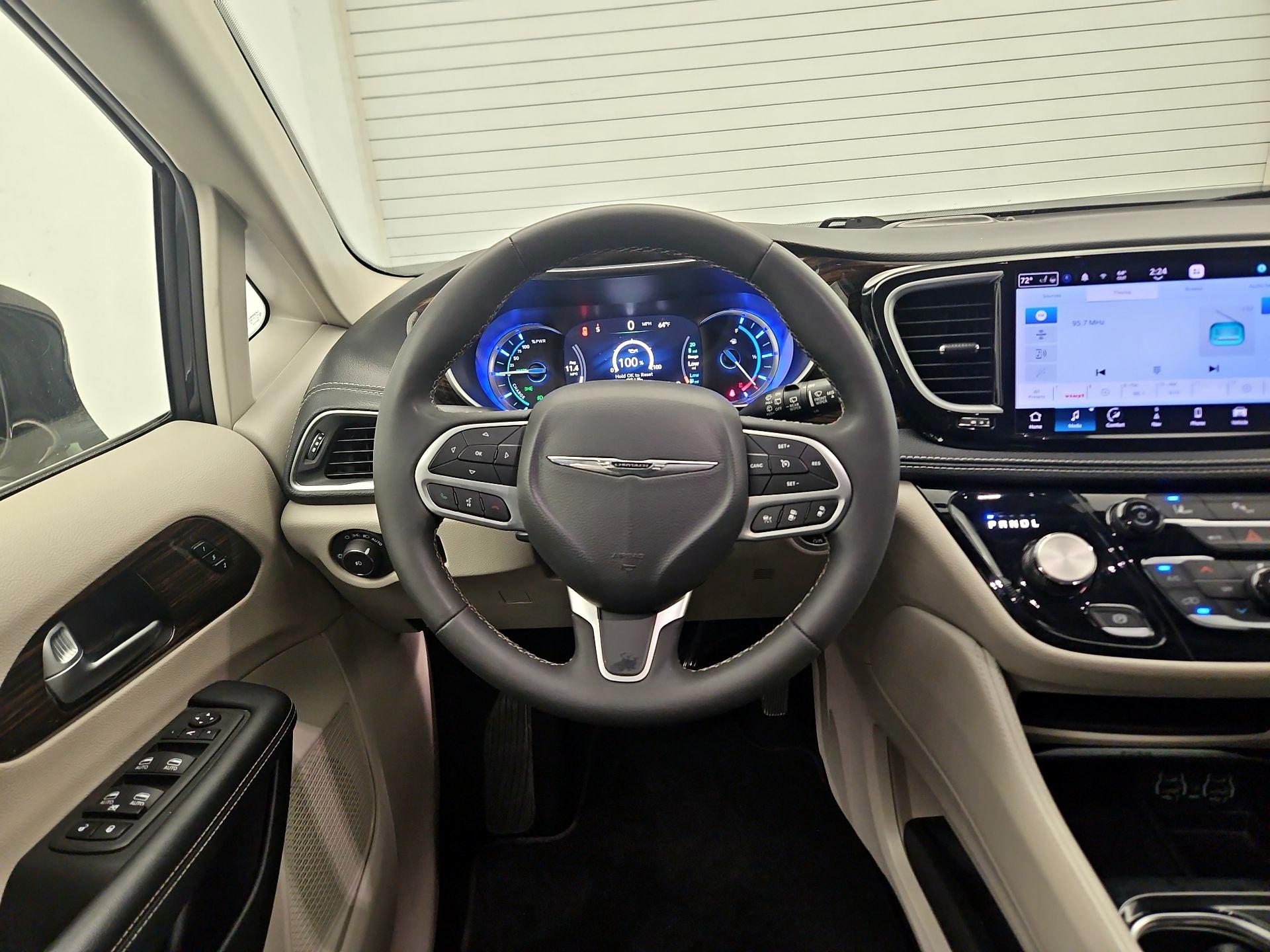 Thumbnail: 2023 Chrysler Pacifica - 10