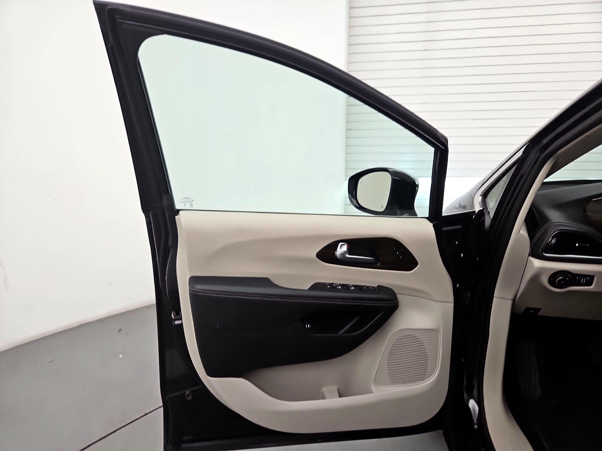 Thumbnail: 2023 Chrysler Pacifica - 12