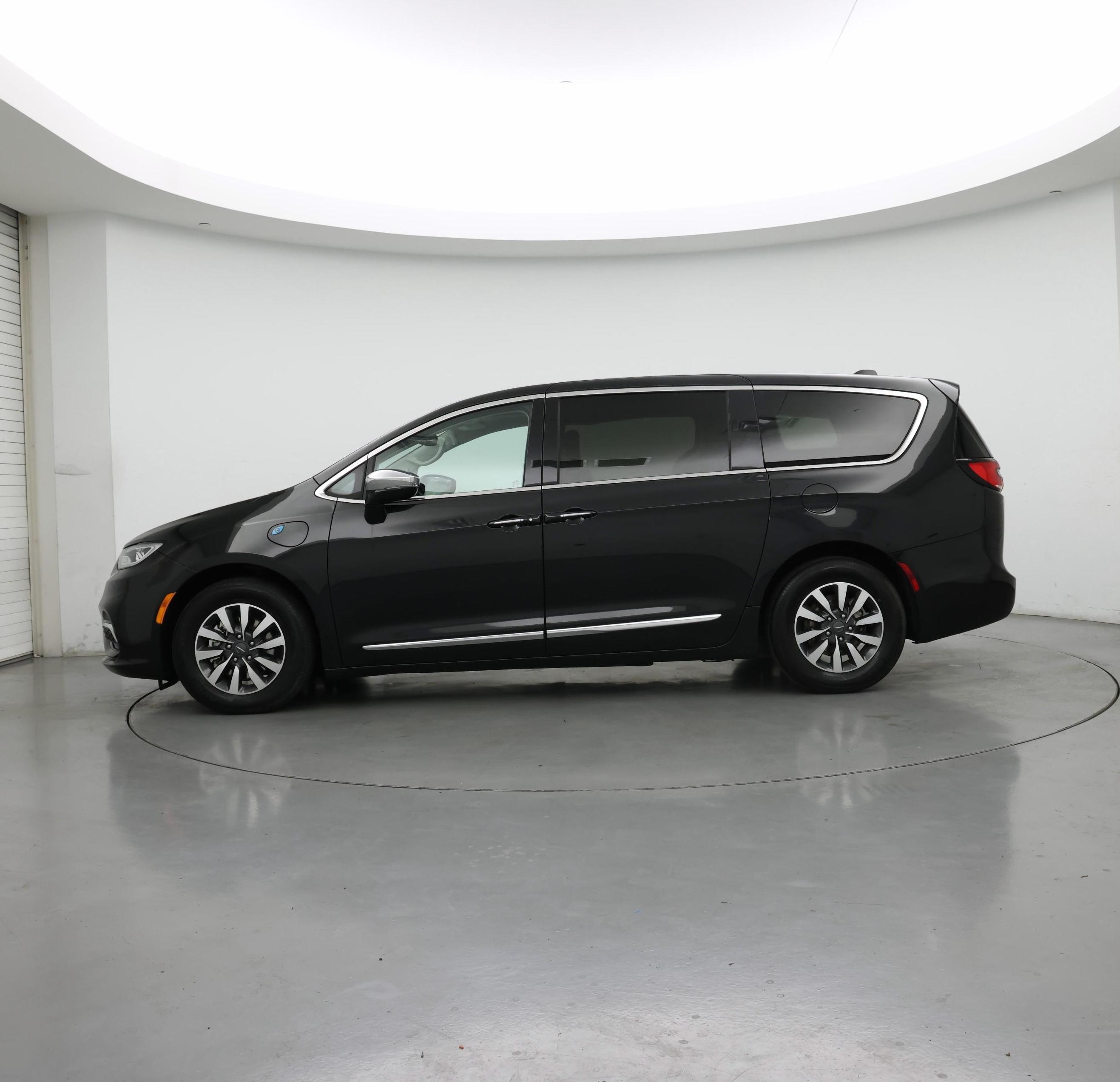 Thumbnail: 2023 Chrysler Pacifica - 3