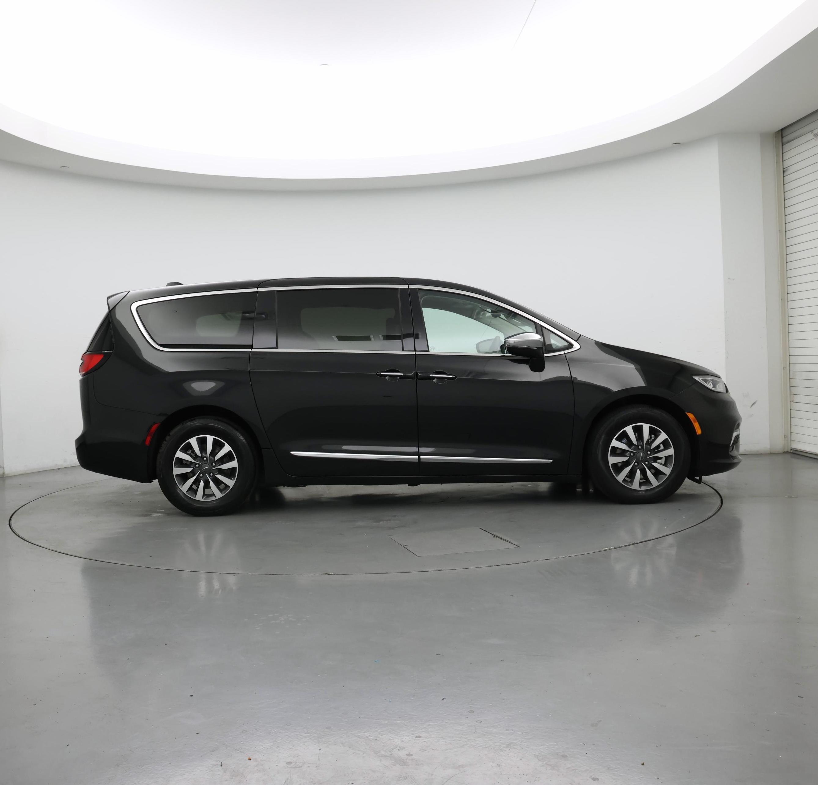 Thumbnail: 2023 Chrysler Pacifica - 7