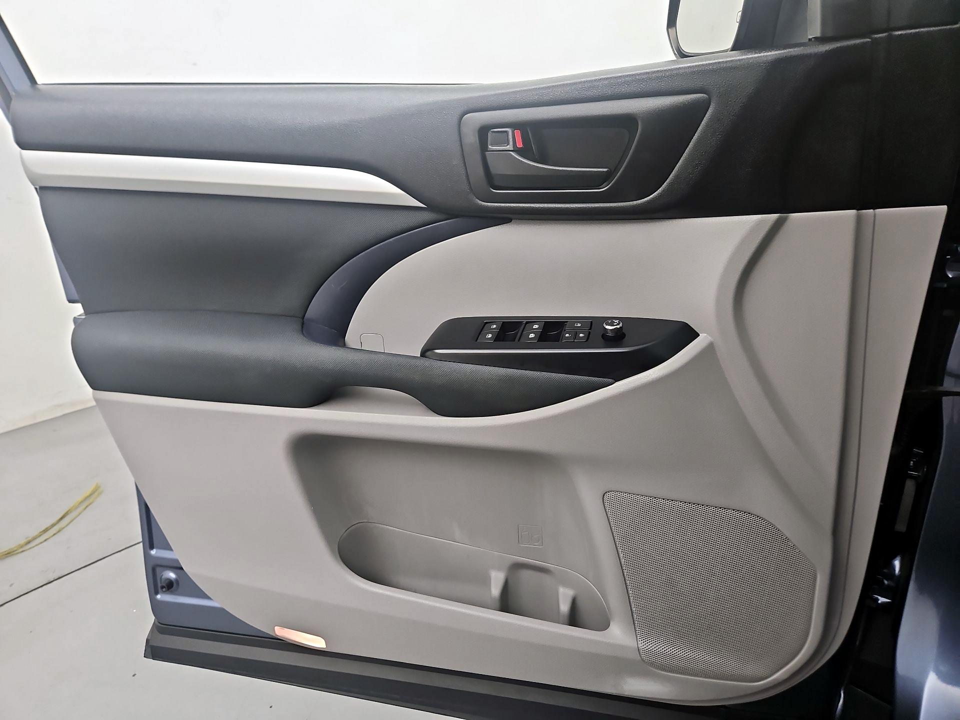 Thumbnail: 2019 Toyota Highlander - 12