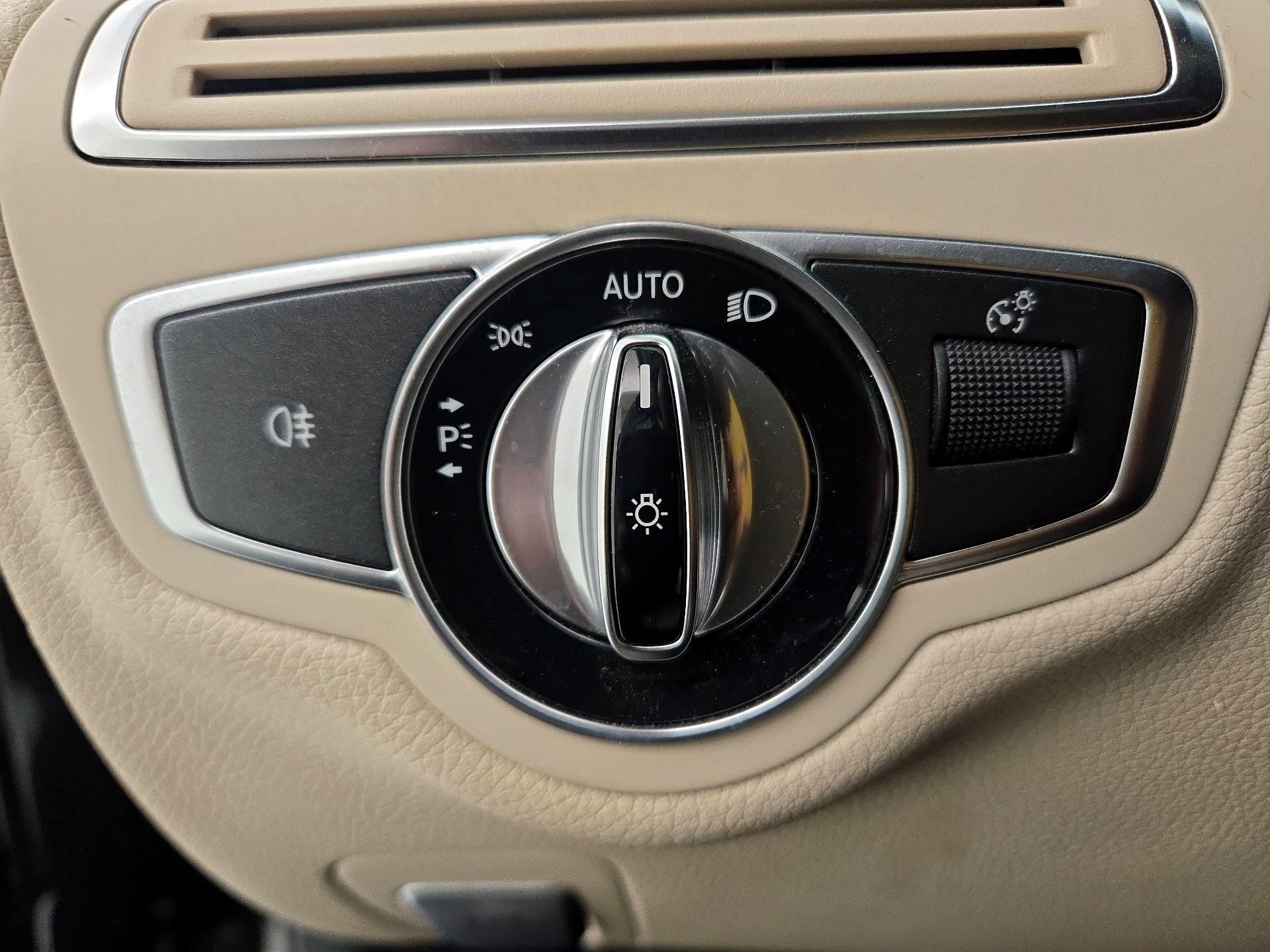 Thumbnail: 2015 Mercedes-Benz C-Class - 13