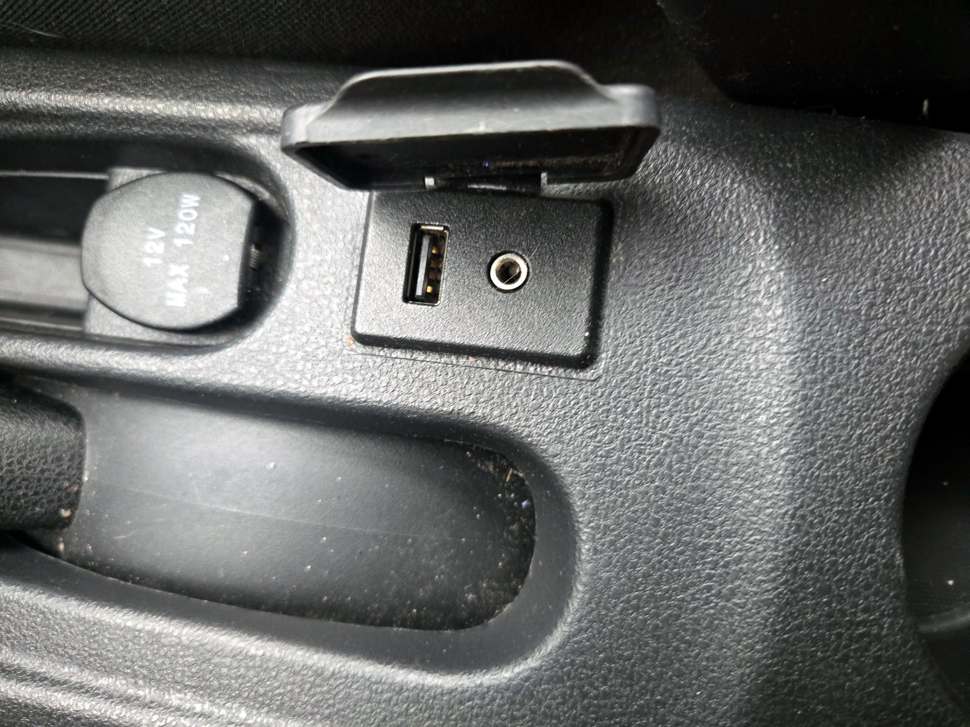 Thumbnail: 2015 Nissan Versa Note - 17